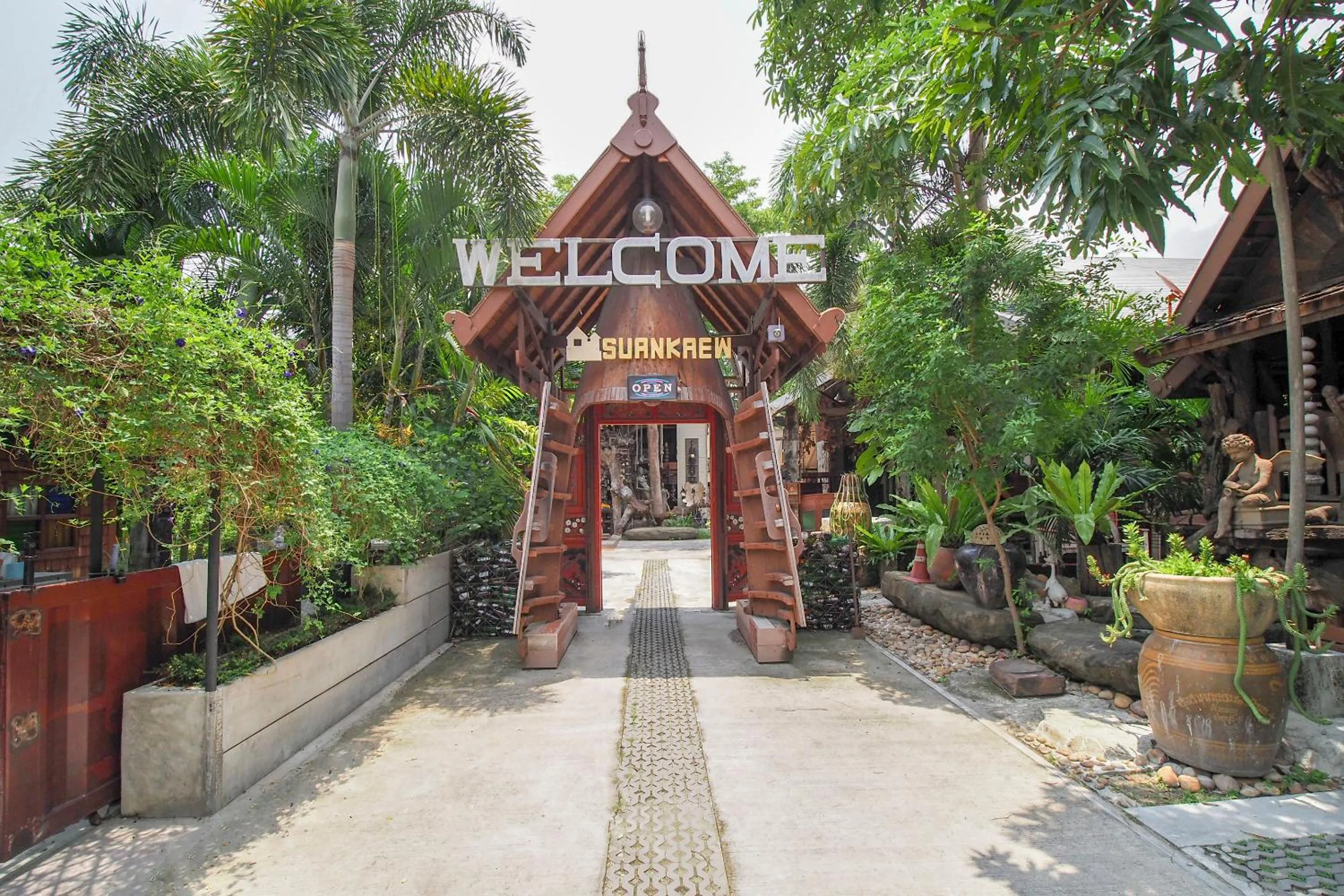 Facade/entrance in Suankaew Art Cottage