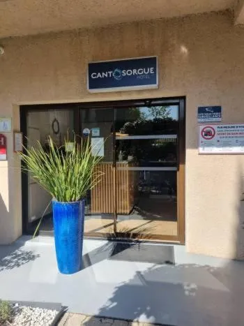 Text overlay in Hotel Cantosorgue