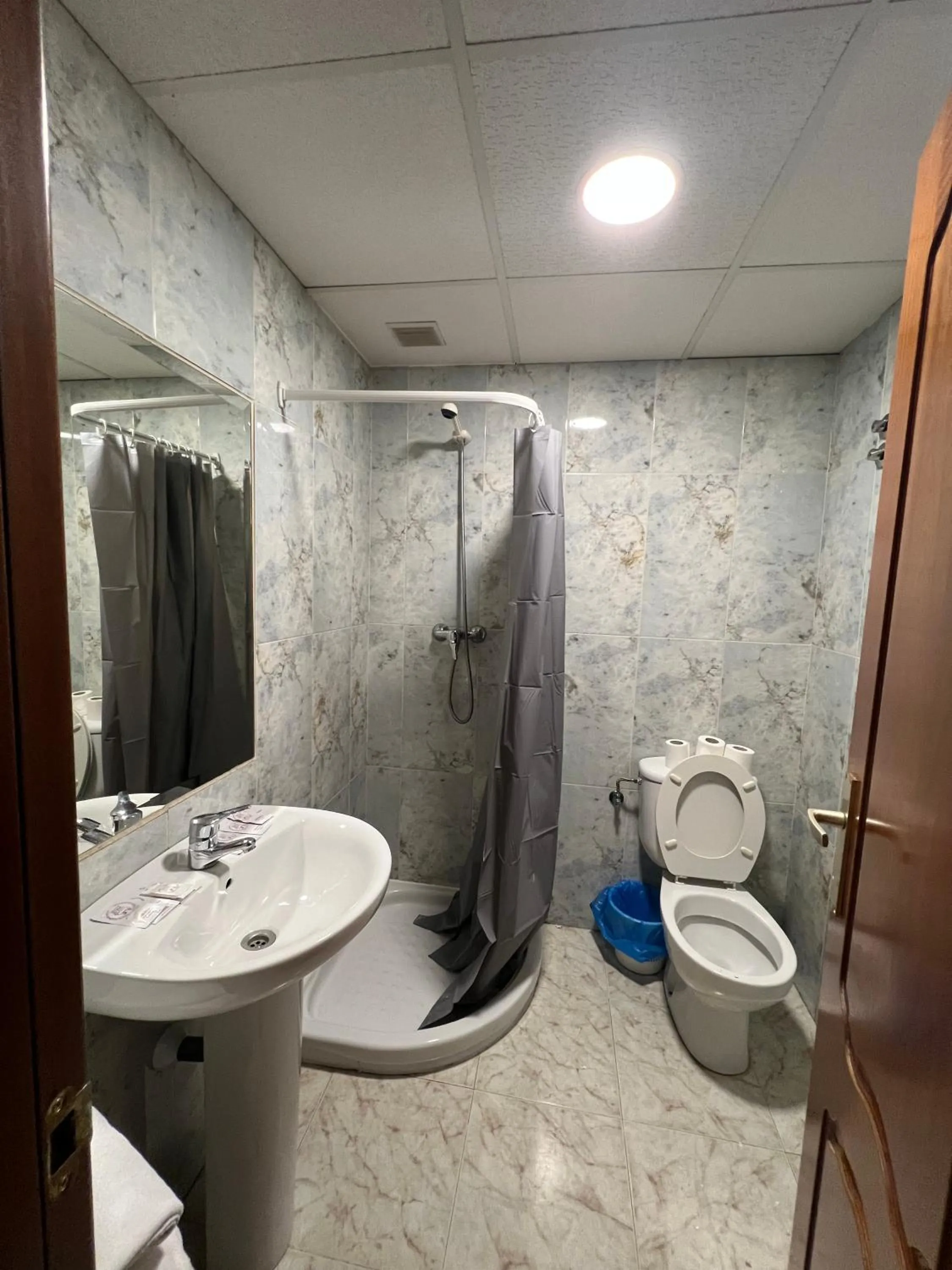 Shower in Hostal la Embajada