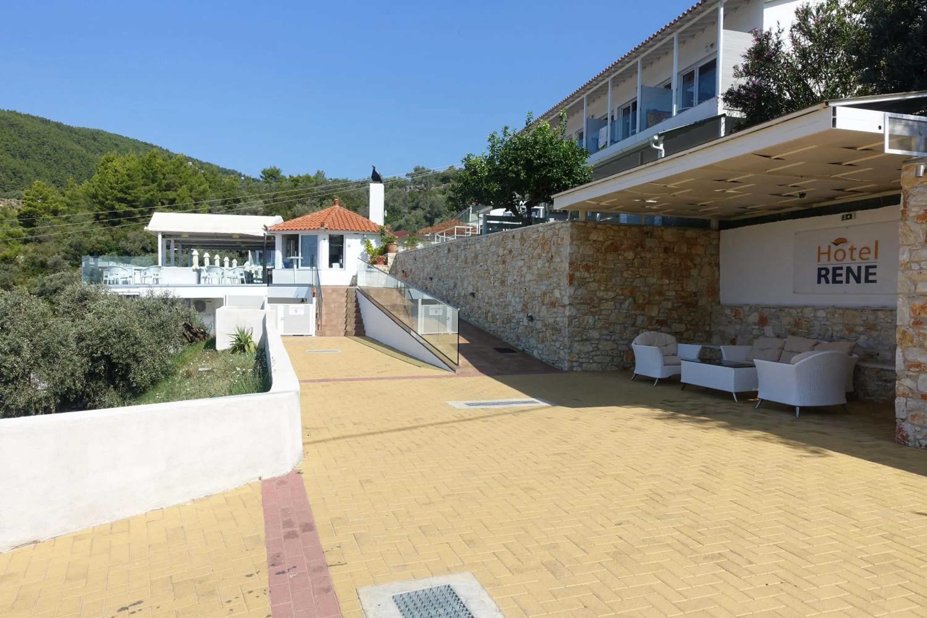 Facade/entrance in Hotel Rene