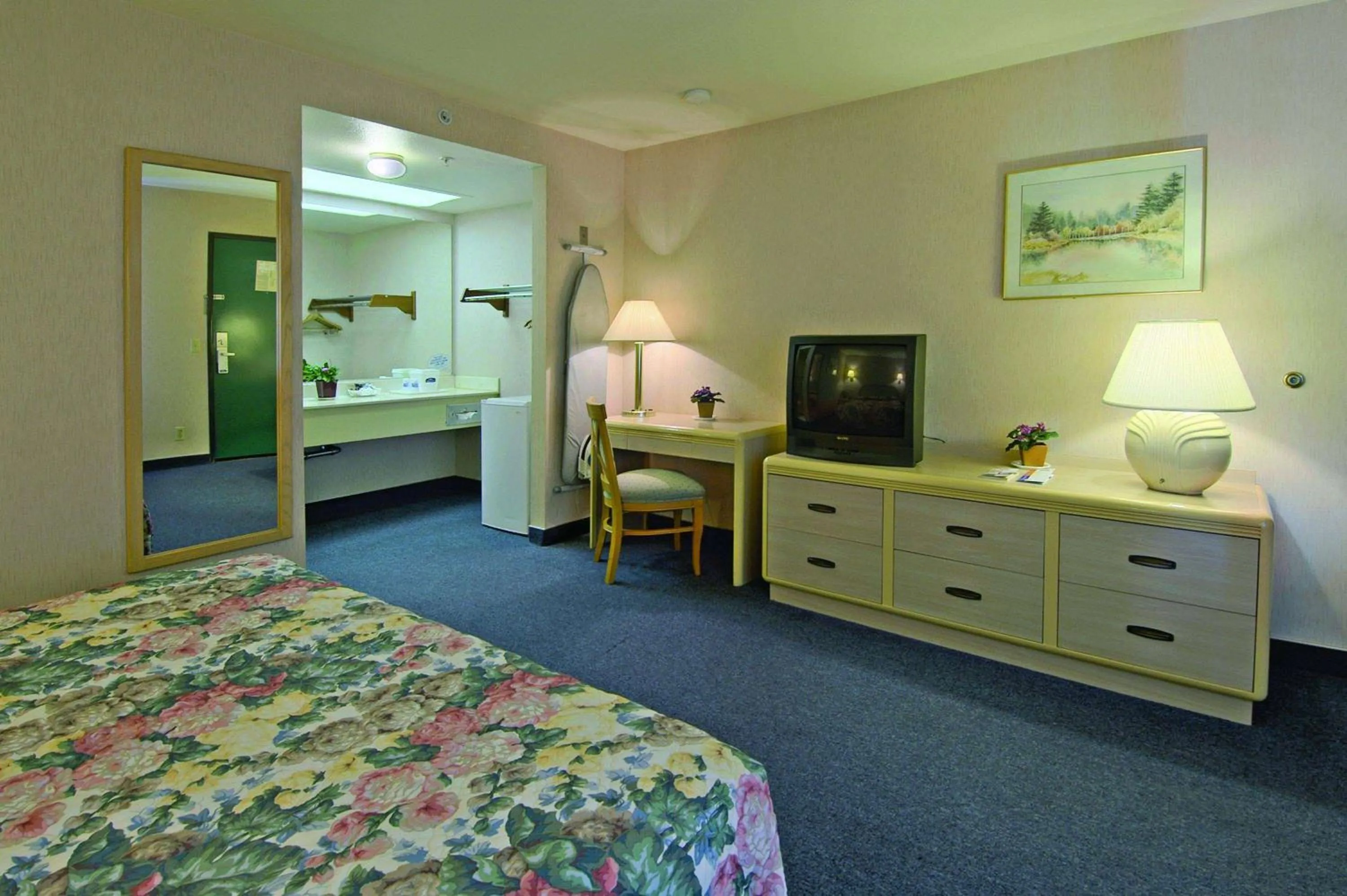 Photo of the whole room, Bed in Howard Johnson by Wyndham Norco