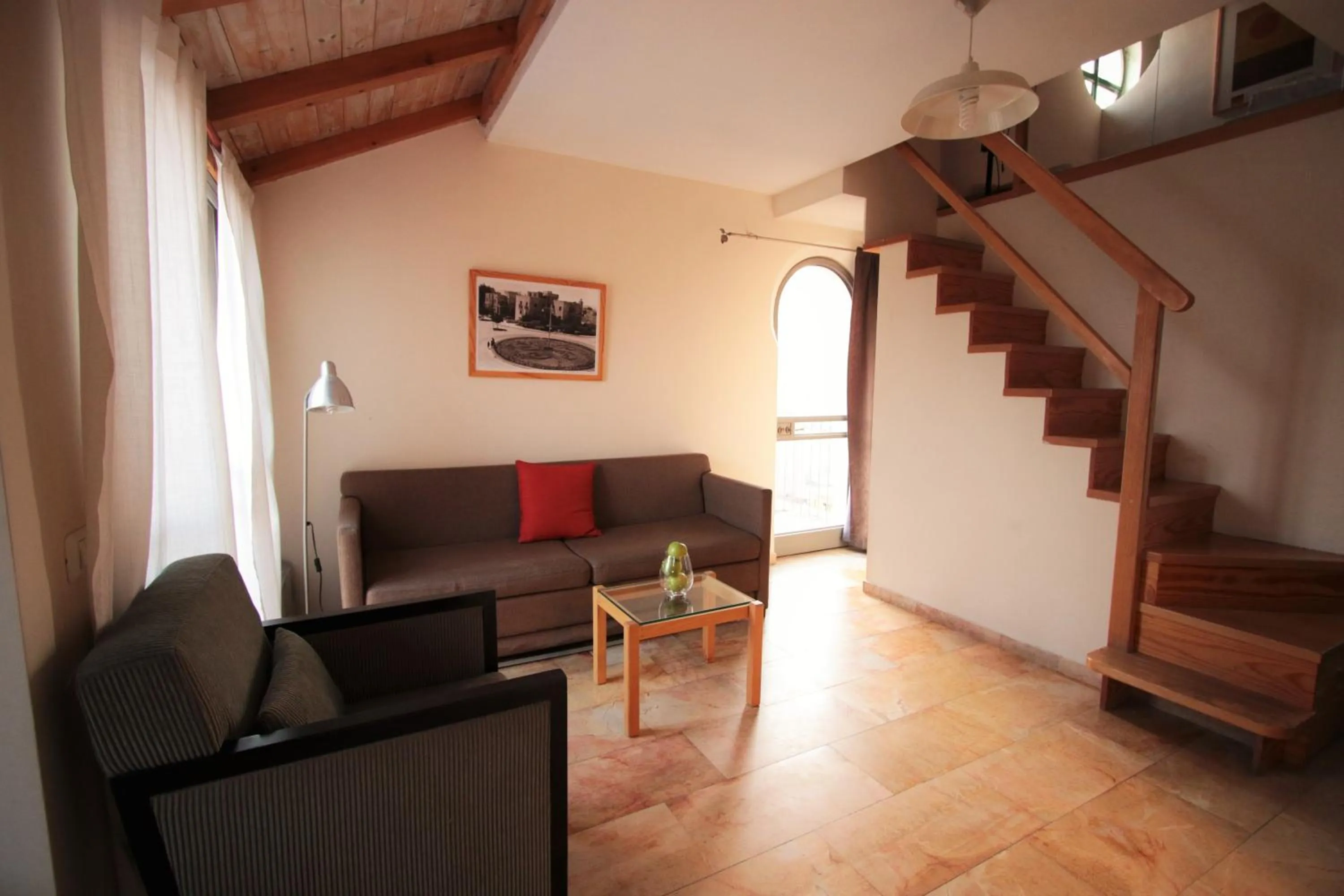 Day in The Market Courtyard - Suites Hotel