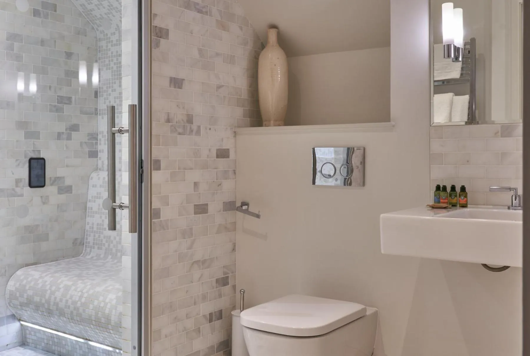 Shower in The Mole Resort - Hotel rooms