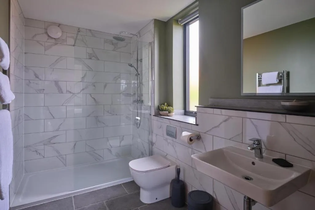 Shower in The Mole Resort - Hotel rooms