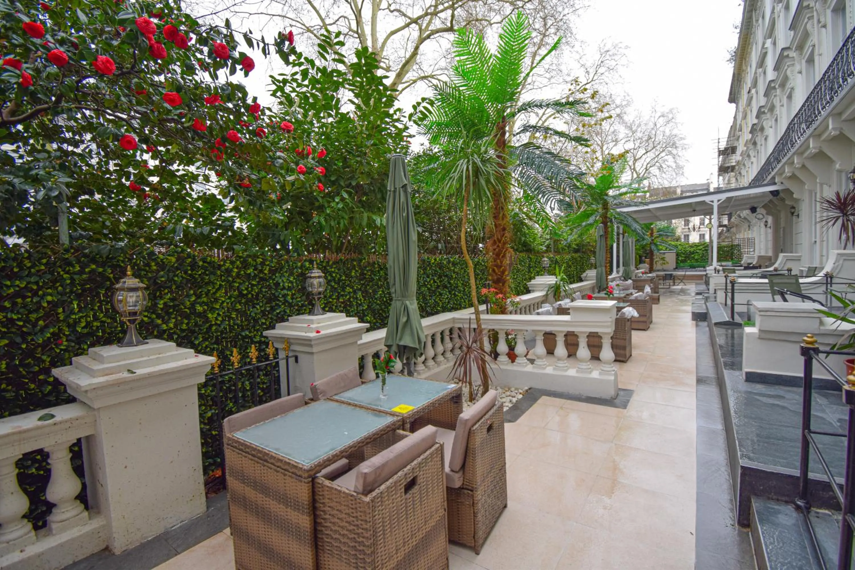 Balcony/Terrace in Pembridge Palace Hotel