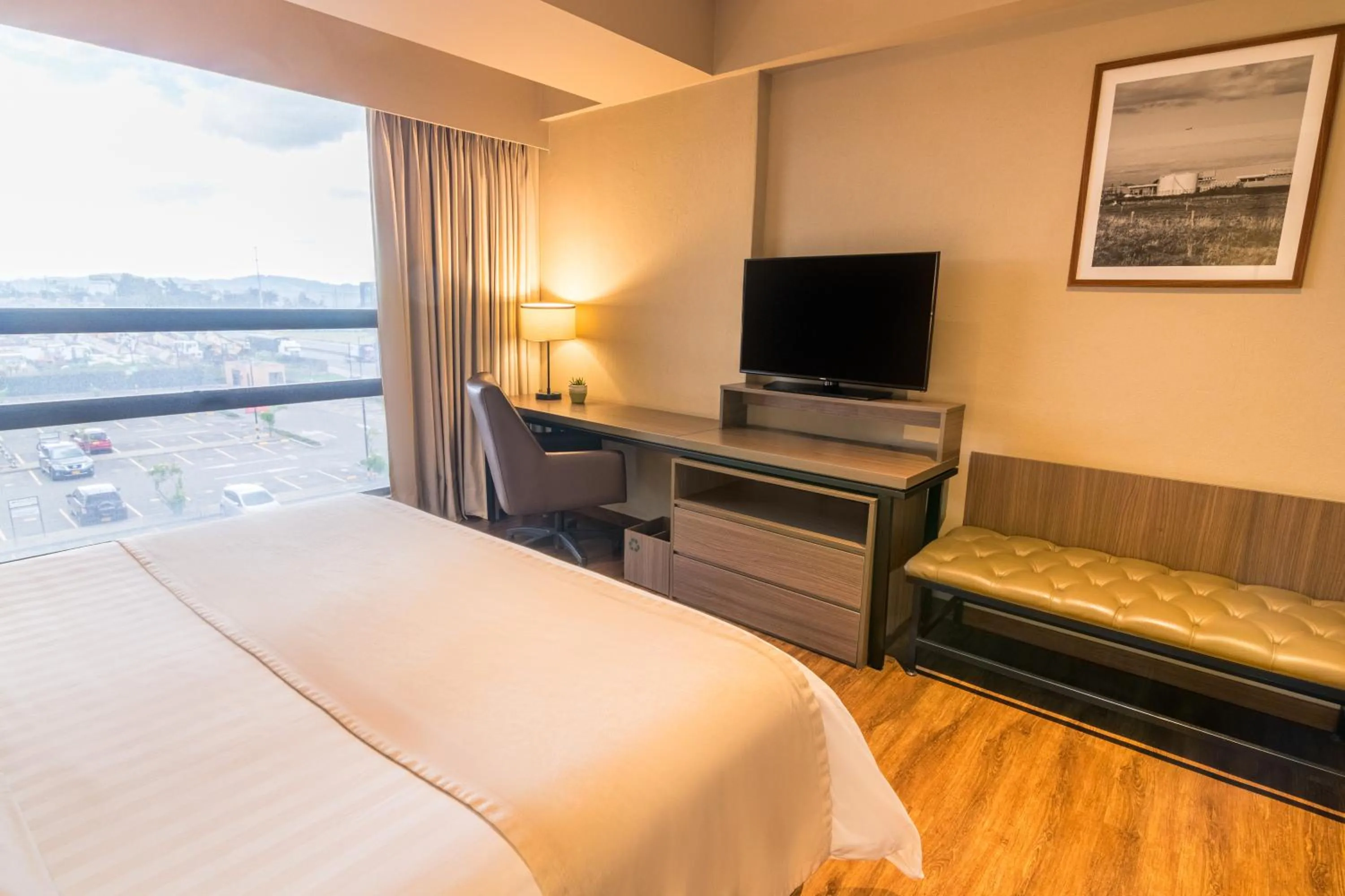 Communal lounge/ TV room, Bed in GHL Hotel Bogota Occidente