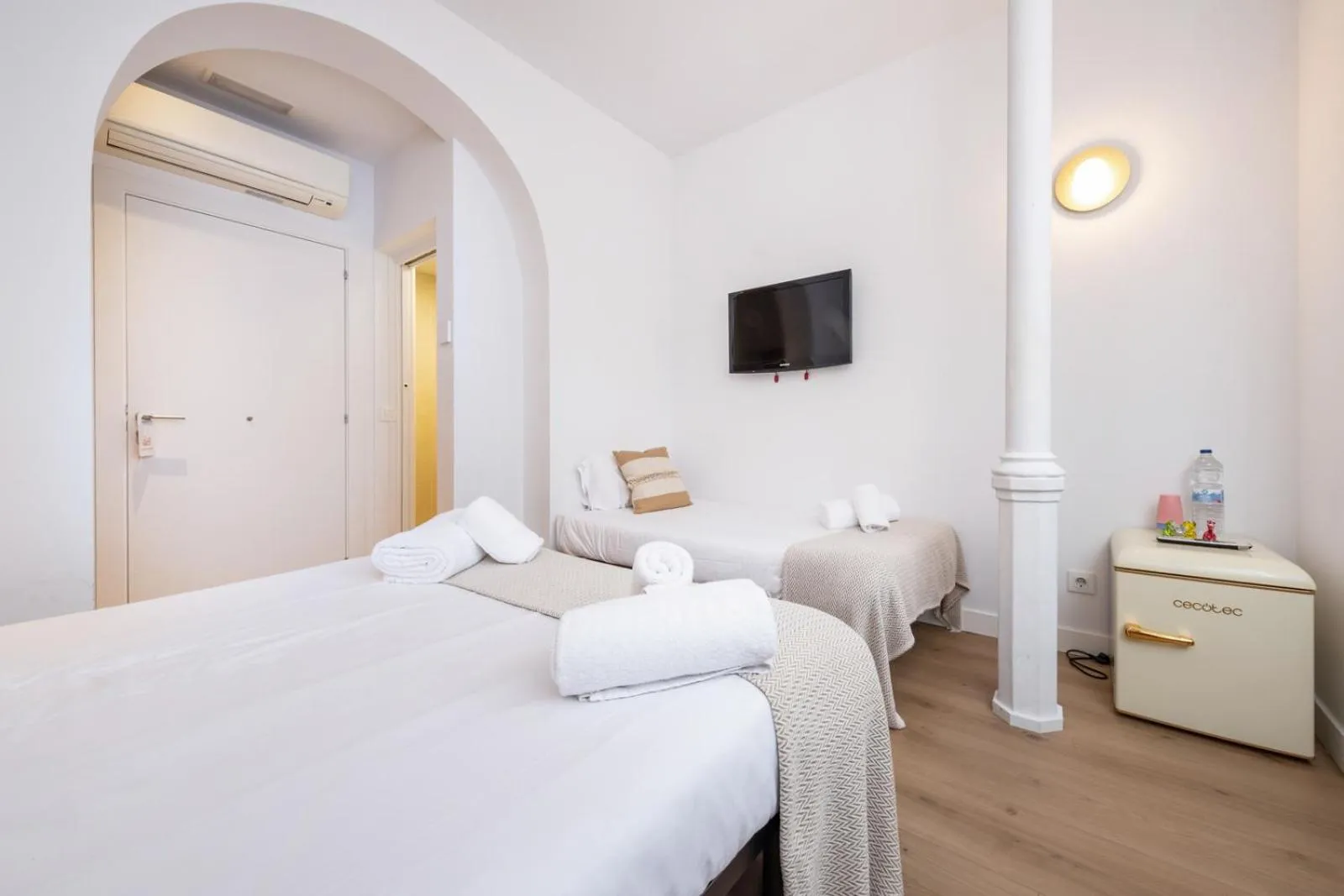 Bedroom, Bed in Hostal Barcelona Centro