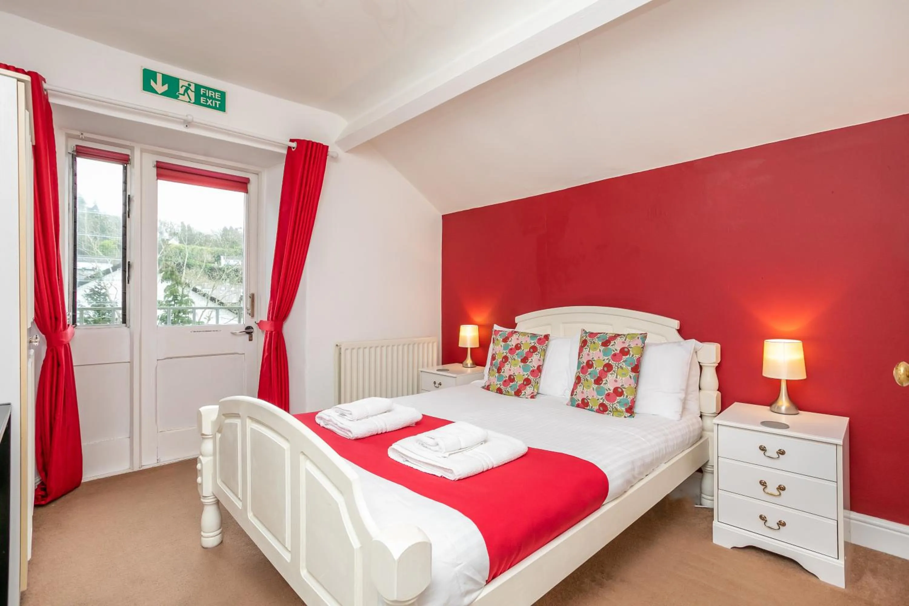 Shower, Bed in Elim Bank Guest House