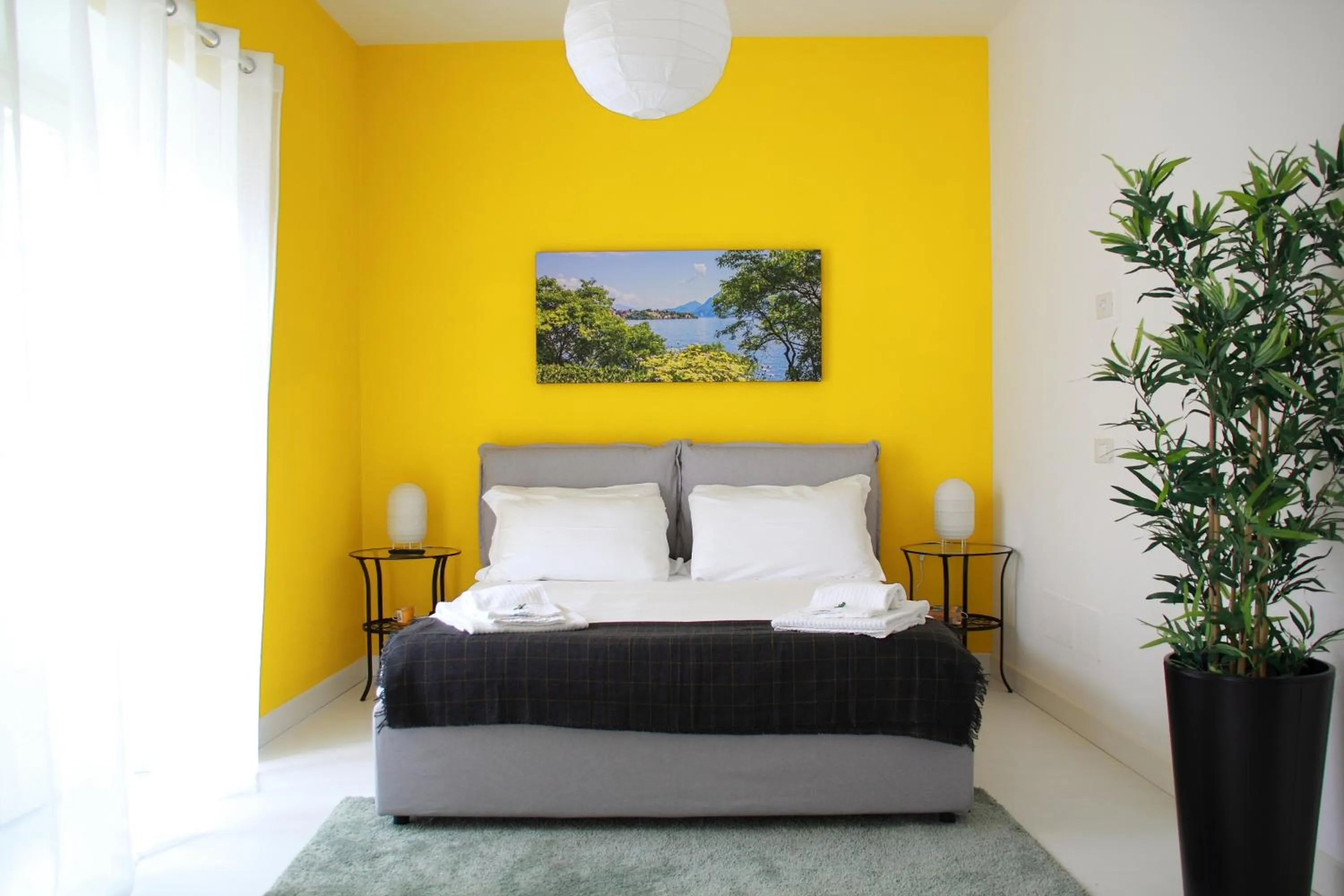 Bed in Verbania - Luxury Italy Apartments