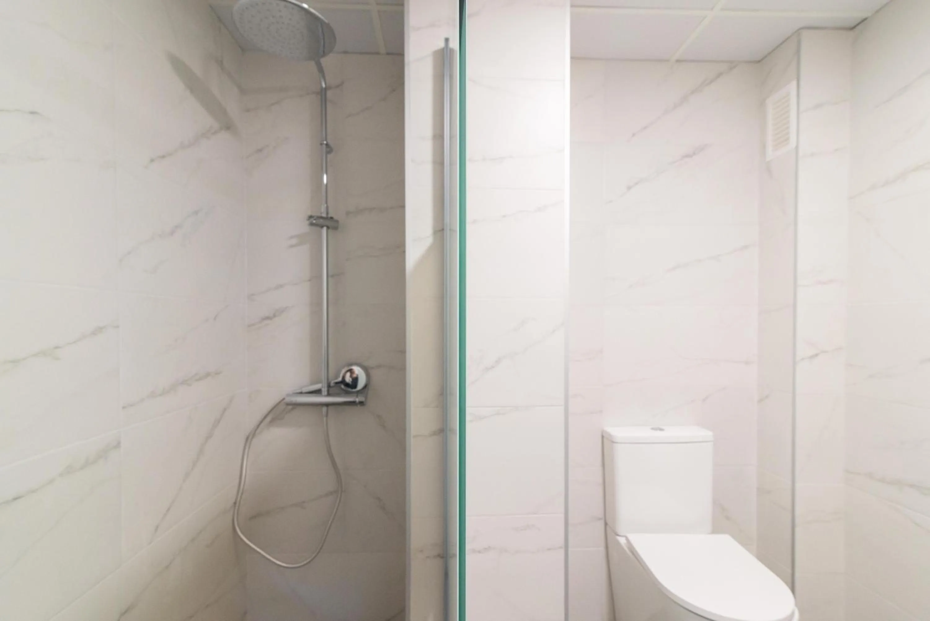 Shower in Apartamentos Maja