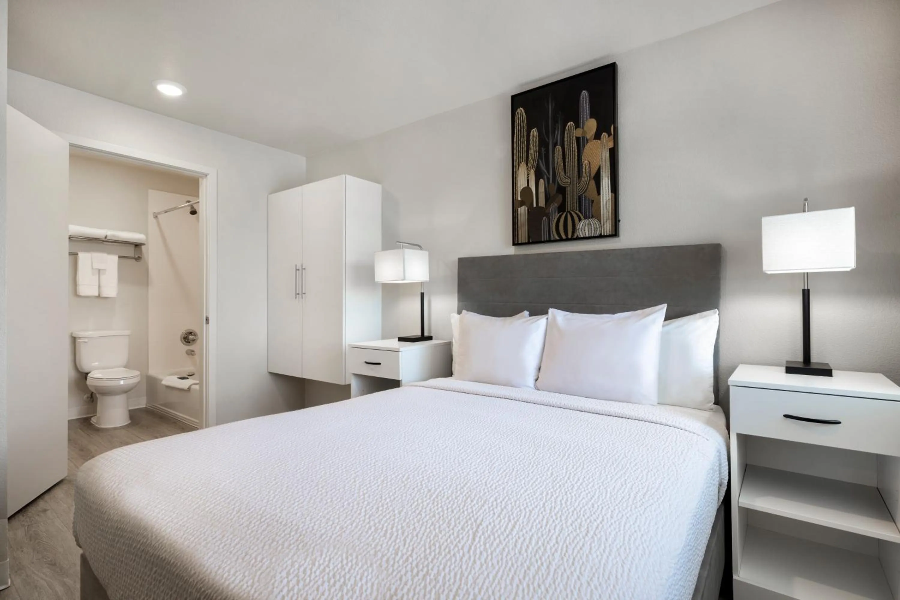 Bedroom, Bed in Soka Suites Dallas - Las Colinas