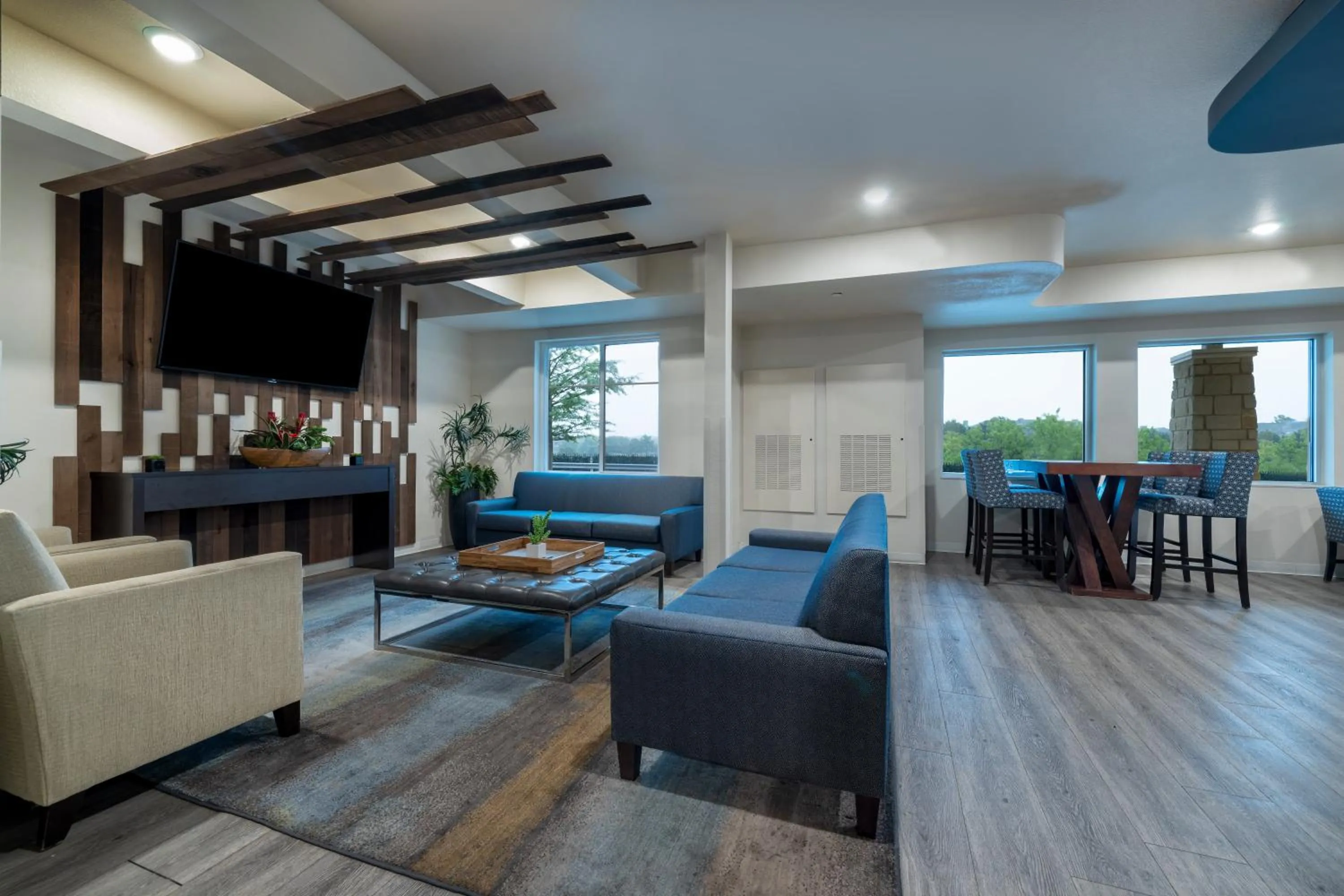 Communal lounge/ TV room in Soka Suites Dallas - Las Colinas
