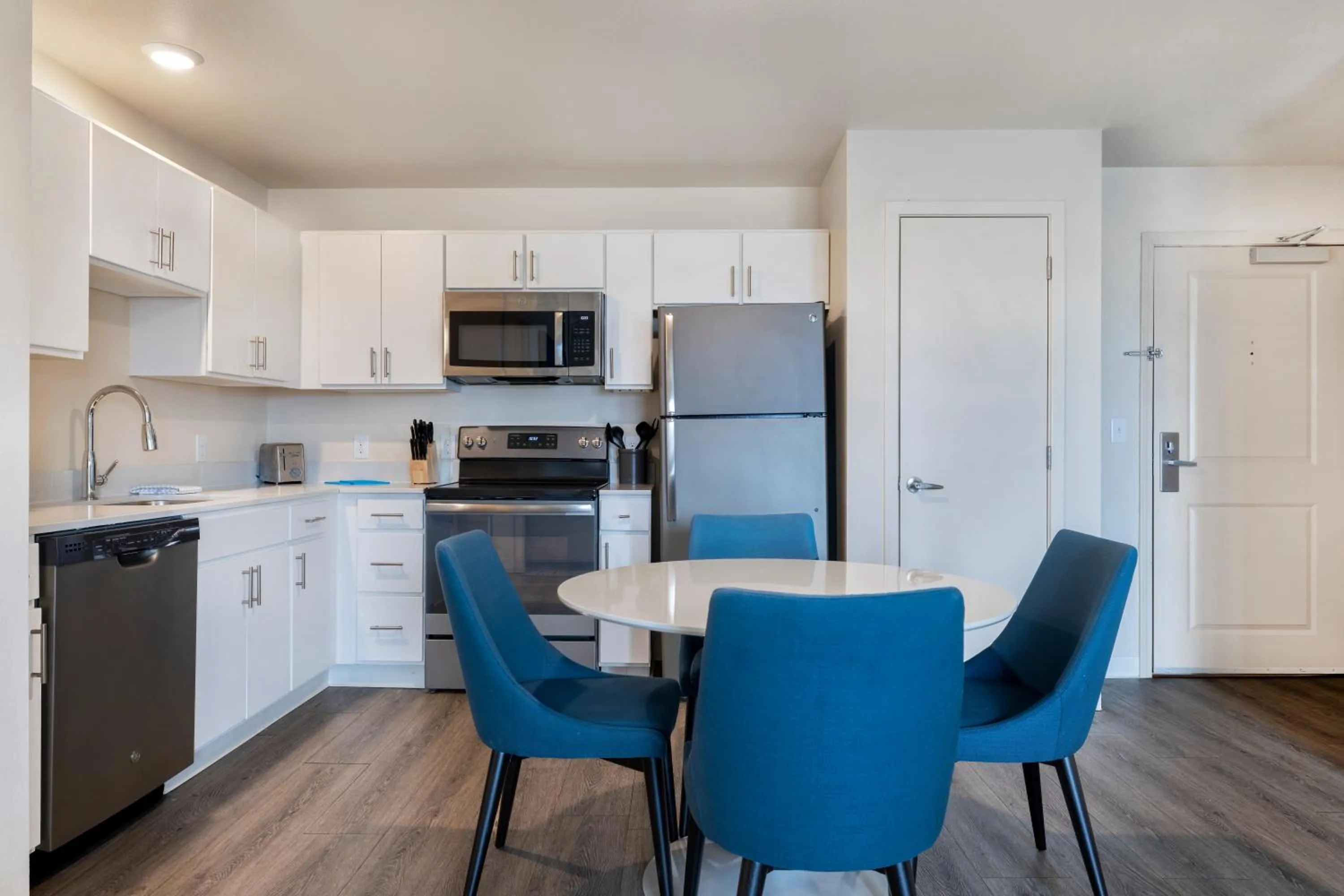 Dining area in Soka Suites Dallas - Las Colinas