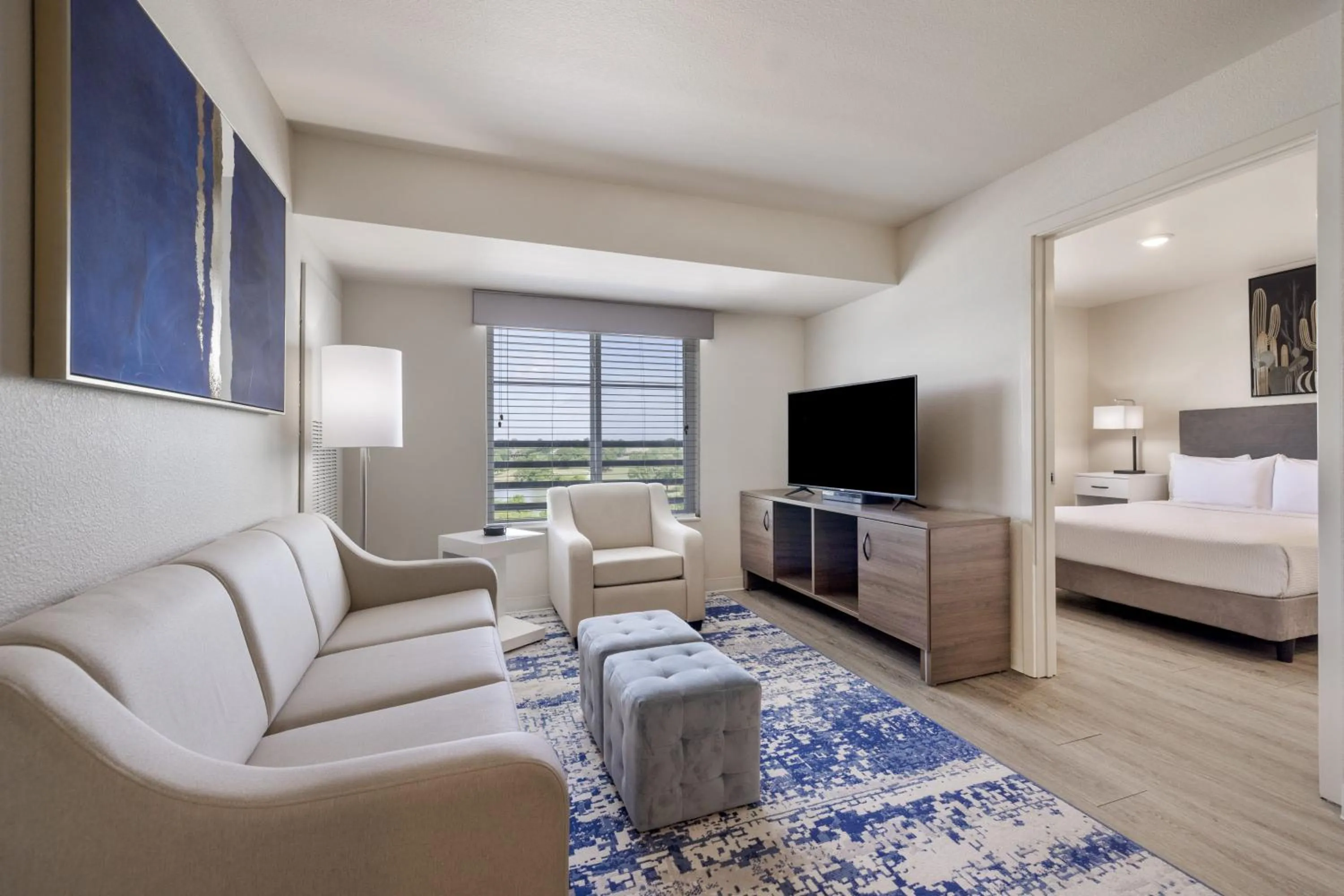 Seating area, Bed in Soka Suites Dallas - Las Colinas