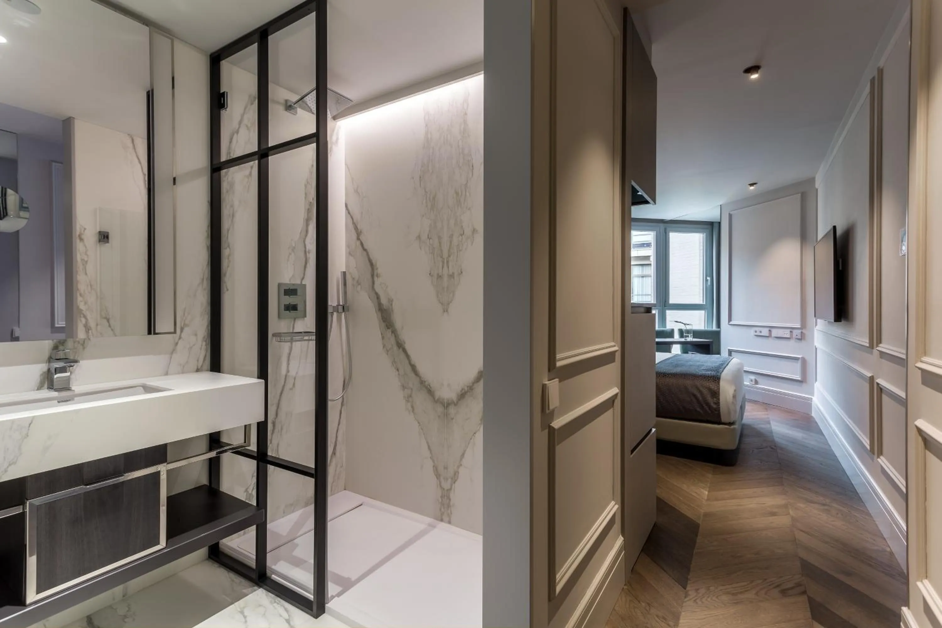 Shower, Bed in Room Mate Collection Gorka, San Sebastián