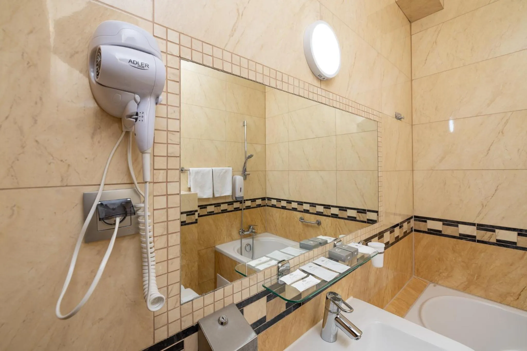 Toilet in Hotel Orbita