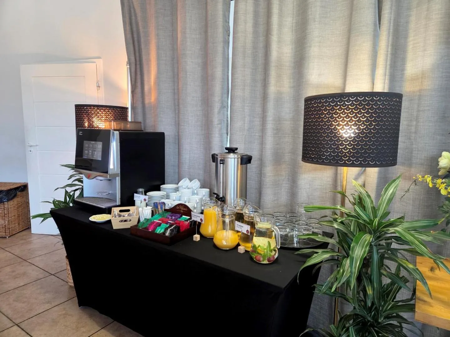 Restaurant/places to eat in Hotel Orbita