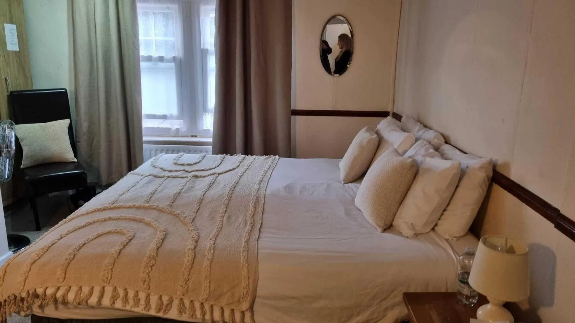 Bedroom, Bed in The Castle Inn Hotel