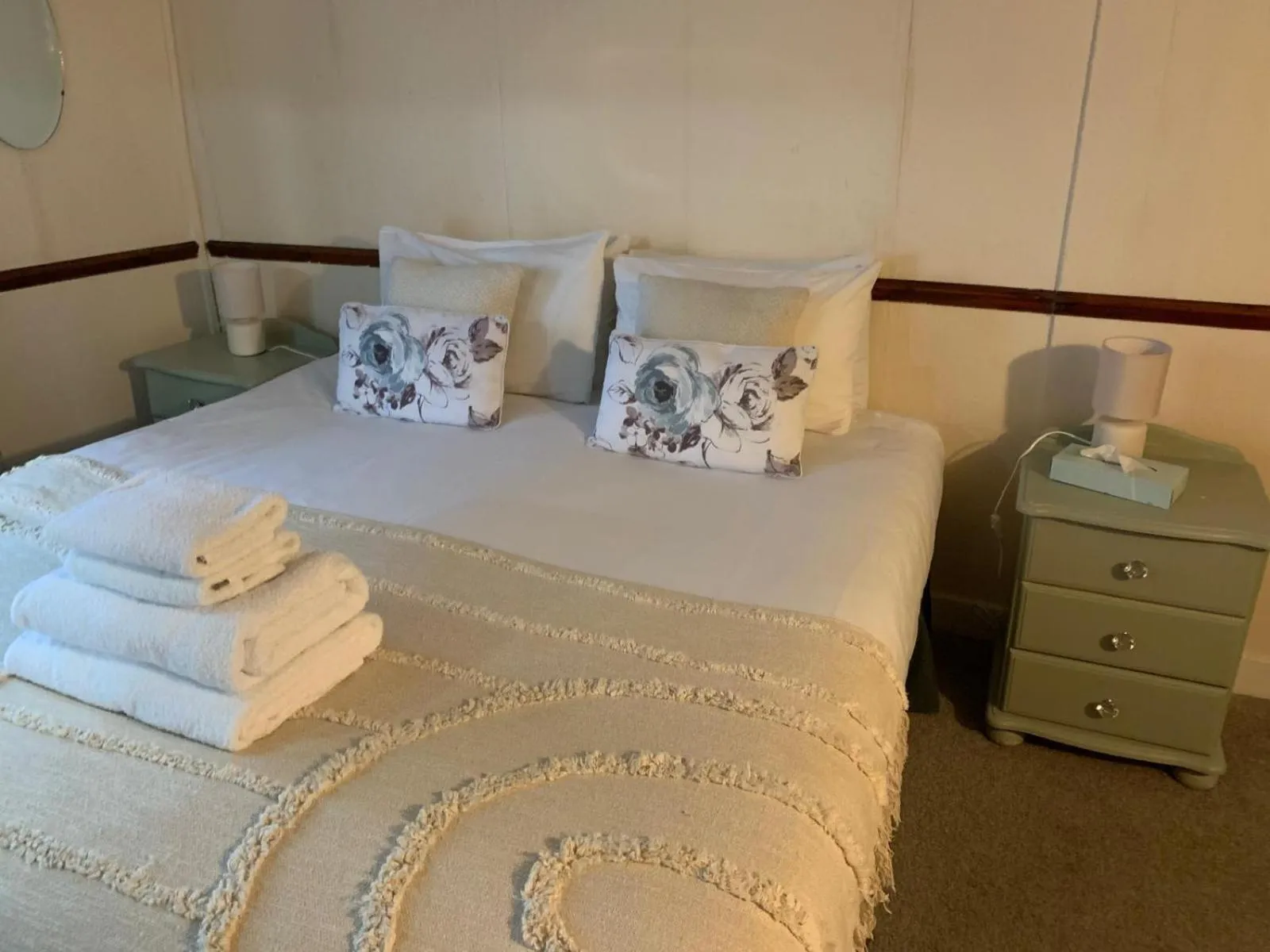 Bedroom, Bed in The Castle Inn Hotel