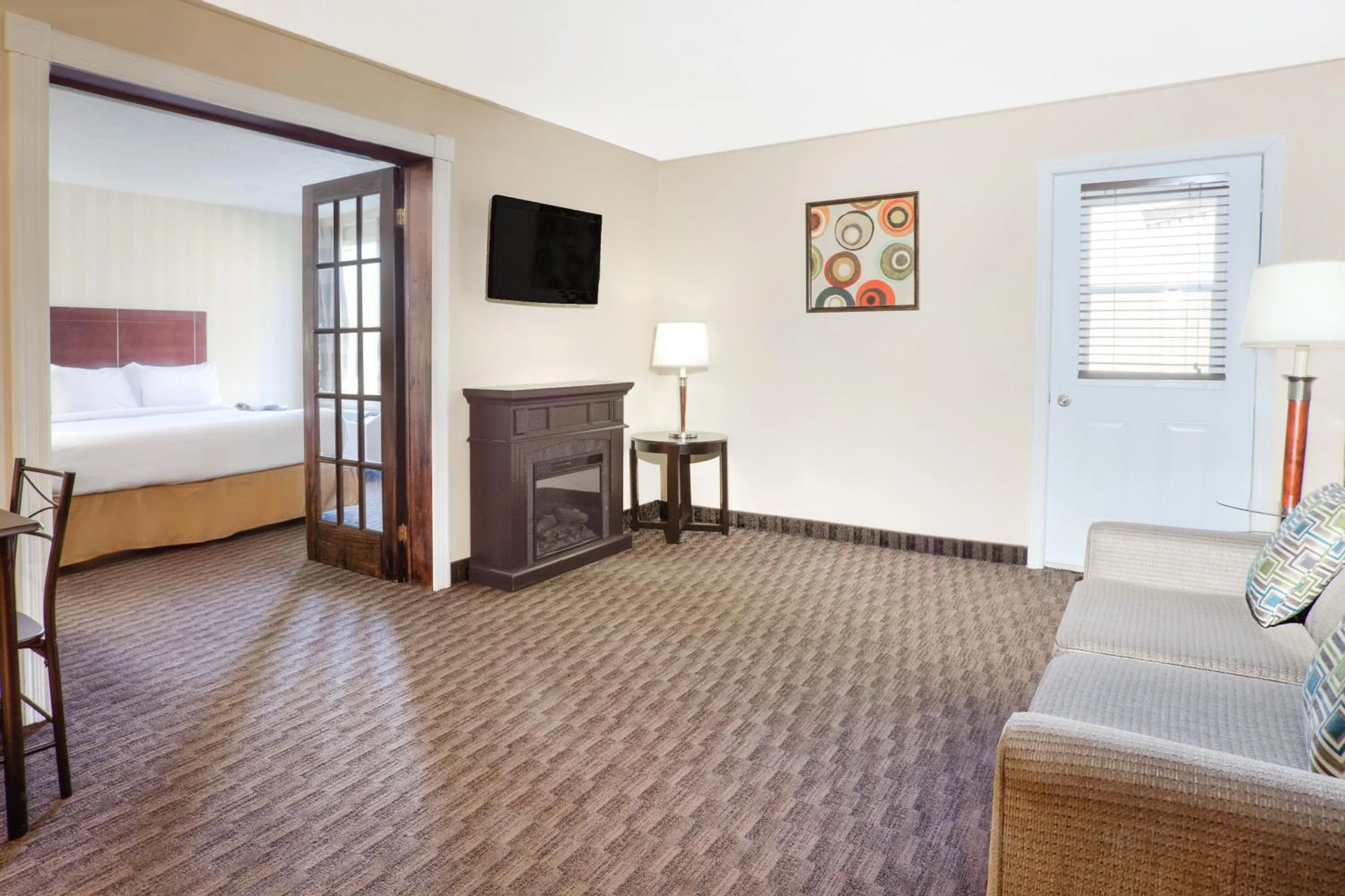 Balcony/Terrace, Bed in Travelodge by Wyndham Miramichi New Brunswick