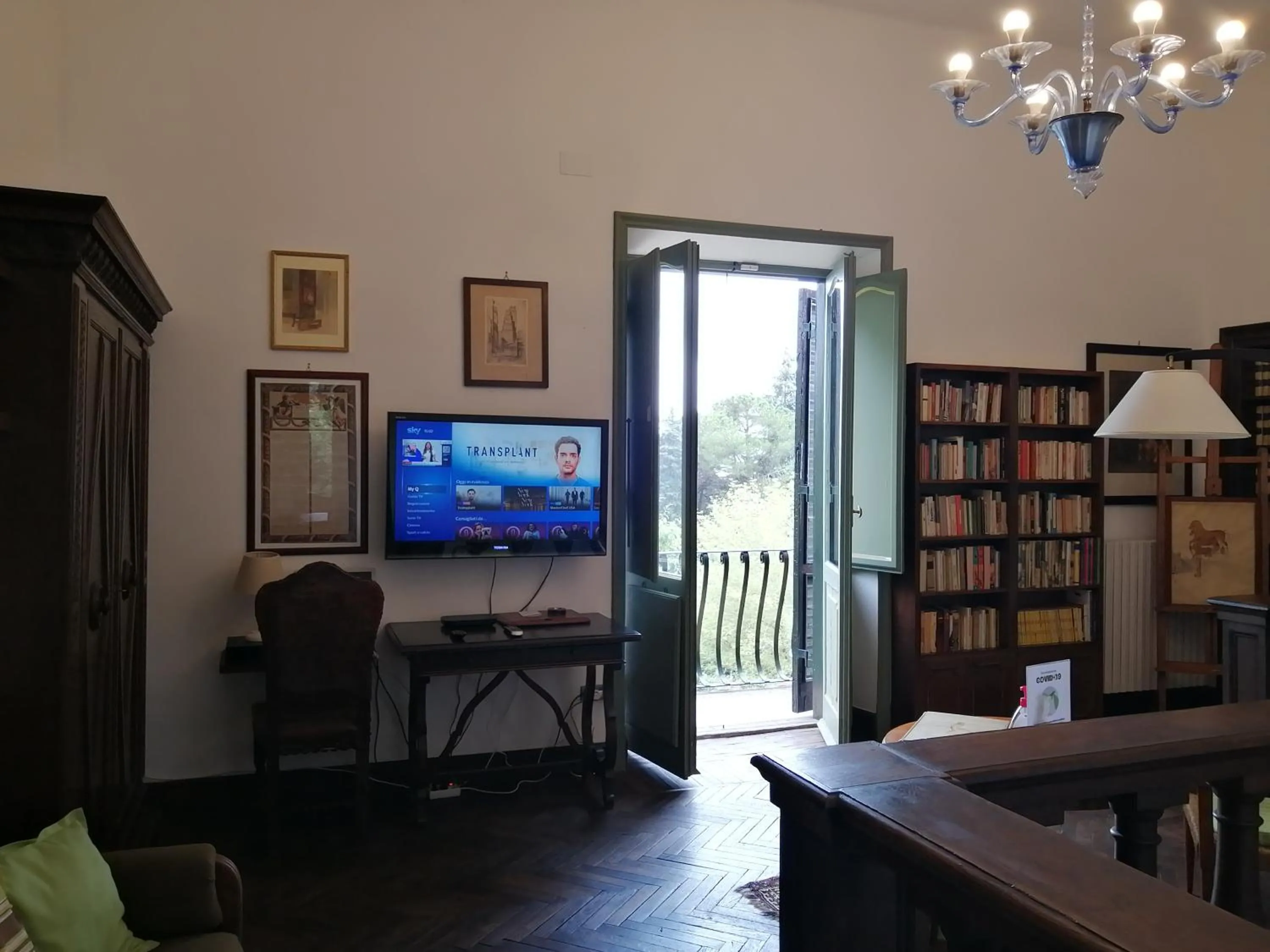 Communal lounge/ TV room in Vigna dell'Agrifoglio Home Residence di Eugenio Azzolini