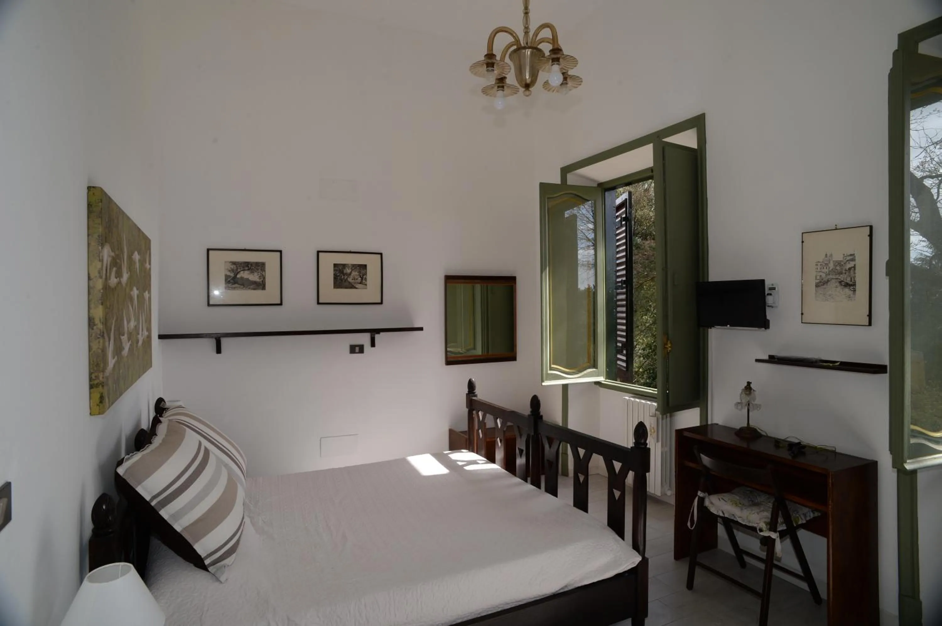 Photo of the whole room, Bed in Vigna dell'Agrifoglio Home Residence di Eugenio Azzolini