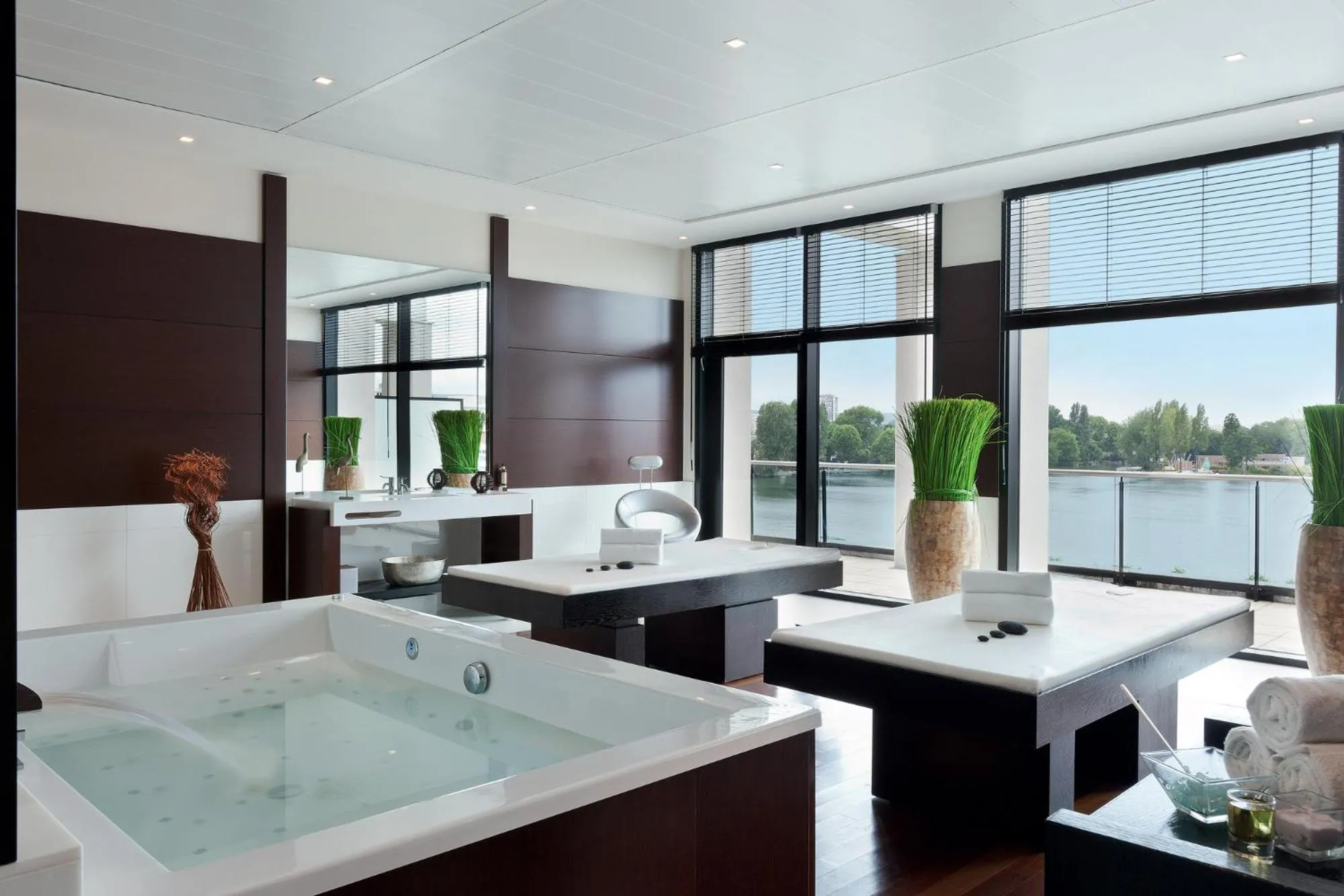 Spa and wellness centre/facilities in Hôtel Barrière le Grand Hôtel Enghien-les-Bains