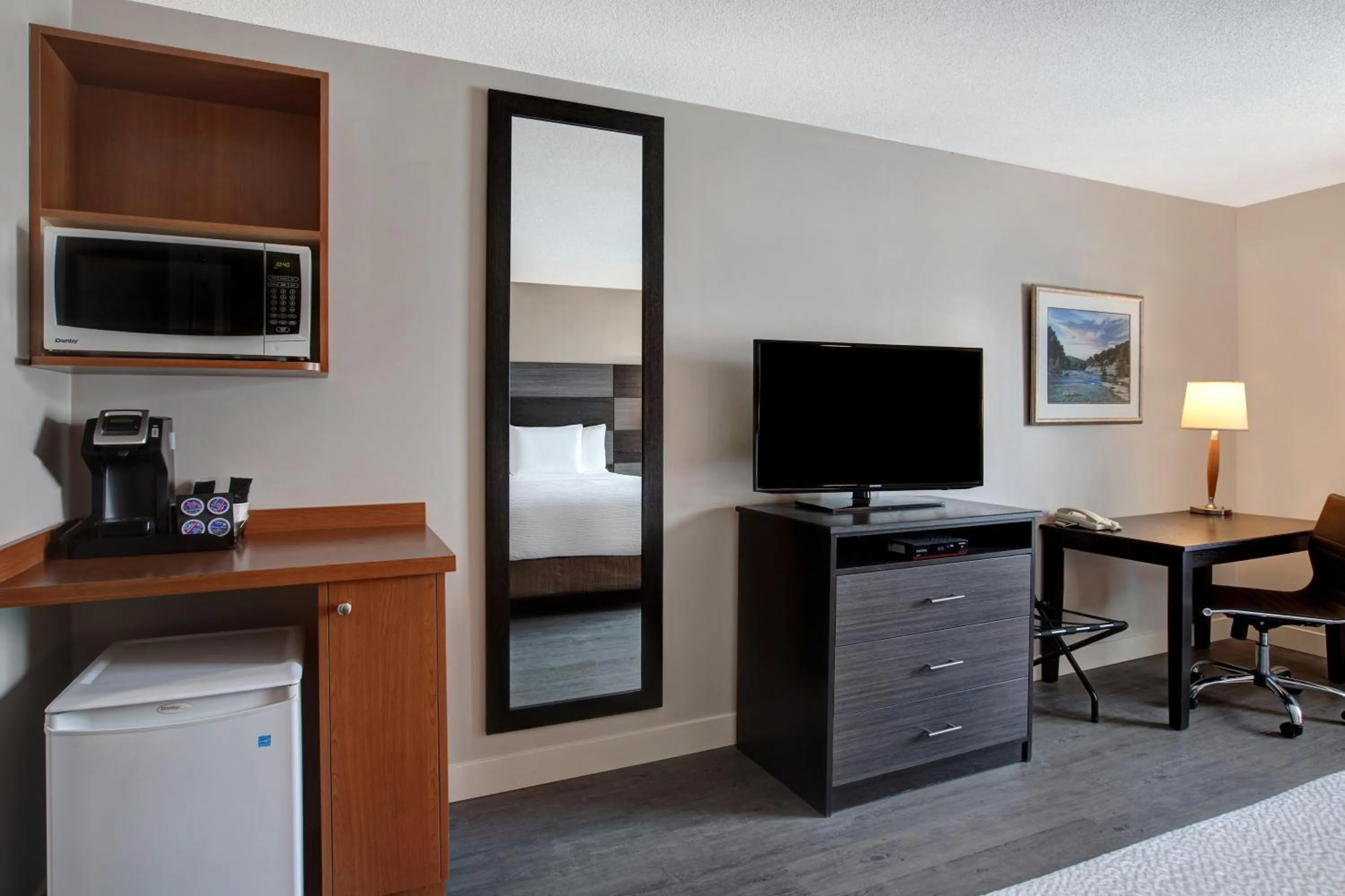 Bedroom, Bed in Days Inn & Suites by Wyndham Collingwood