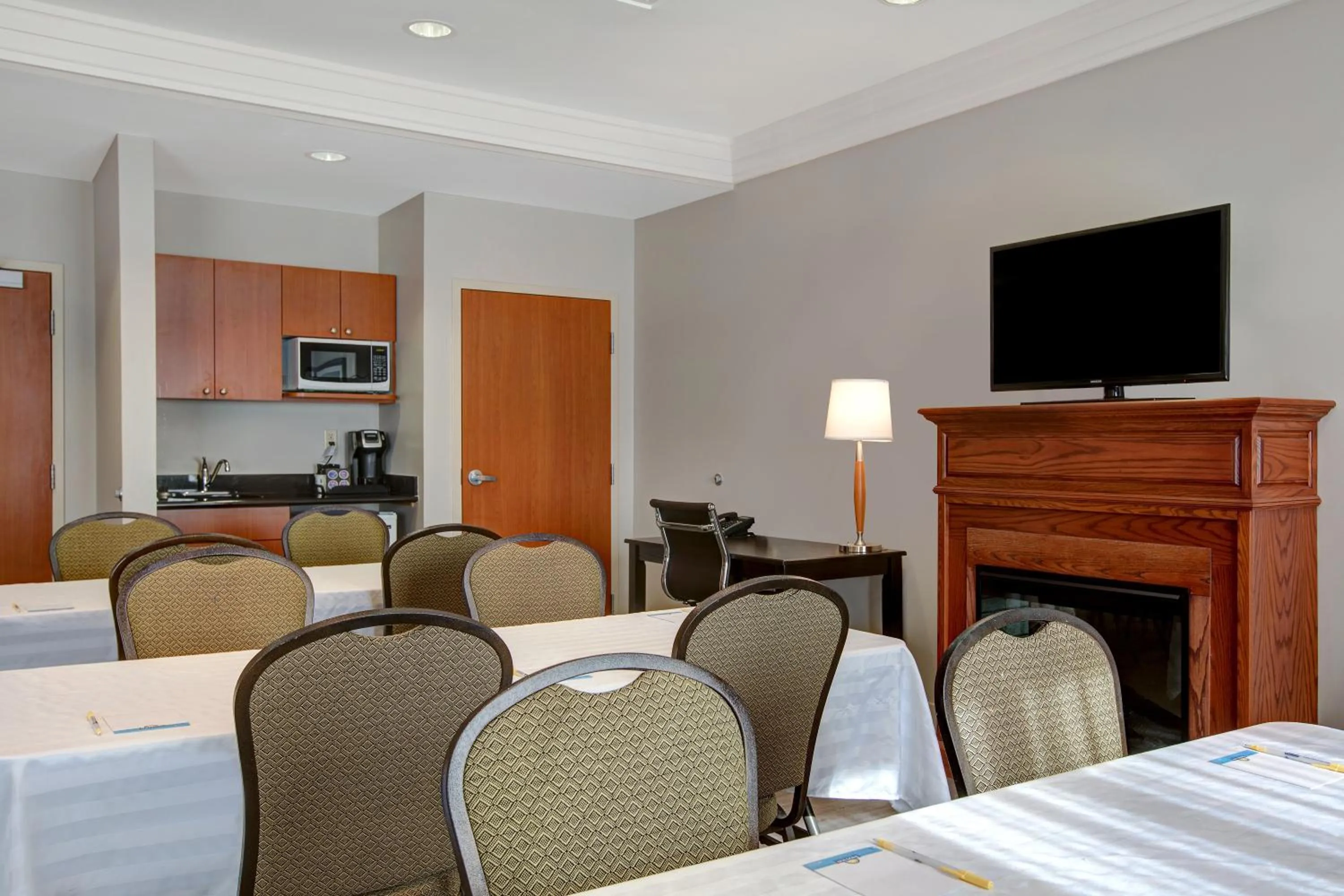Meeting/conference room in Days Inn & Suites by Wyndham Collingwood
