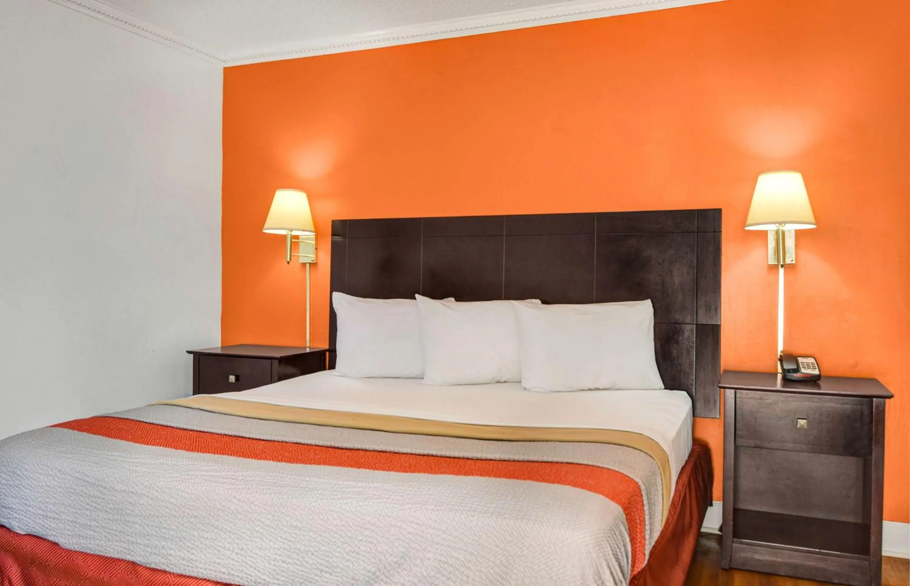 Photo of the whole room, Bed in Motel 6-Americus, GA