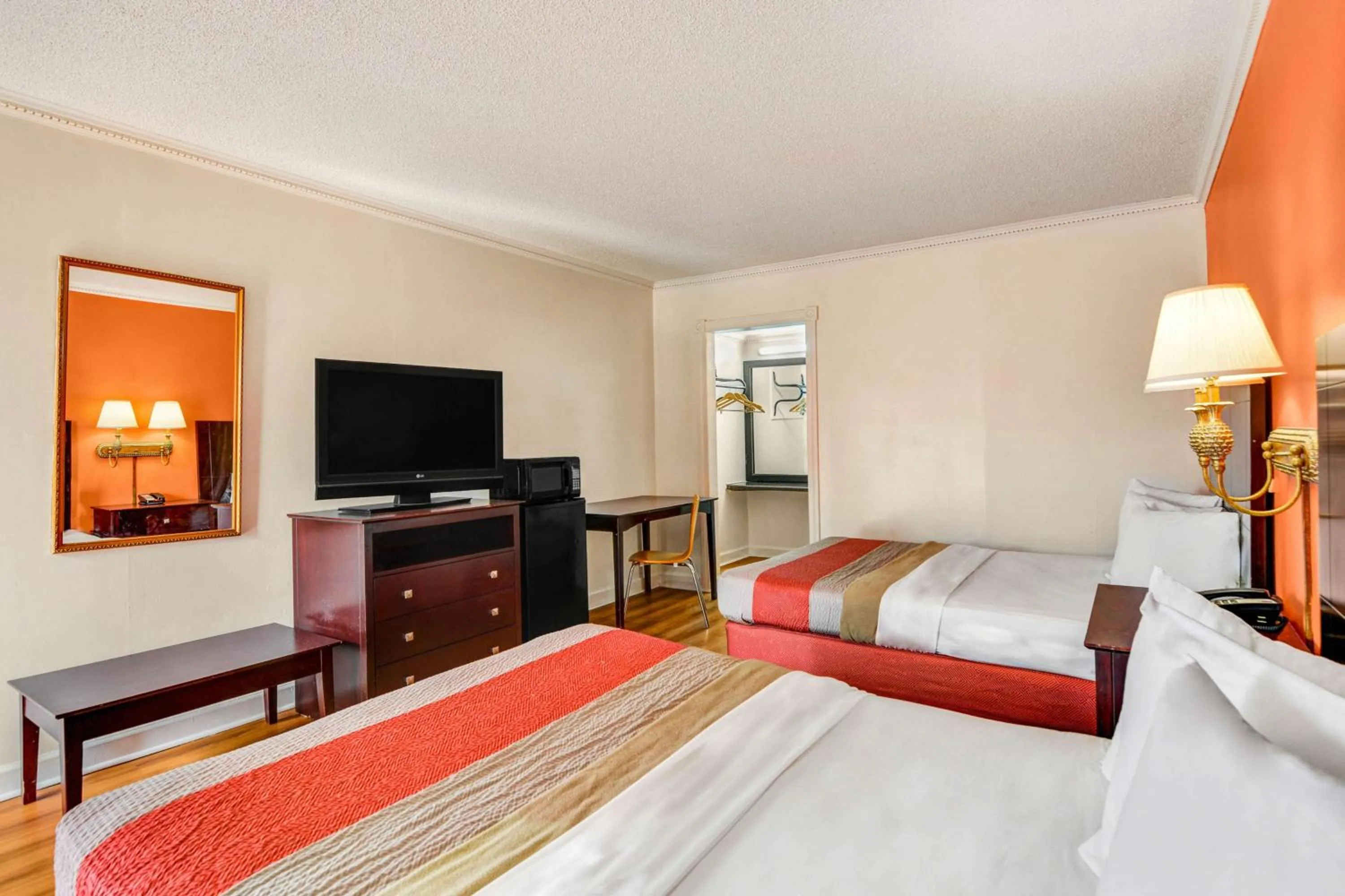 Photo of the whole room, Bed in Motel 6-Americus, GA