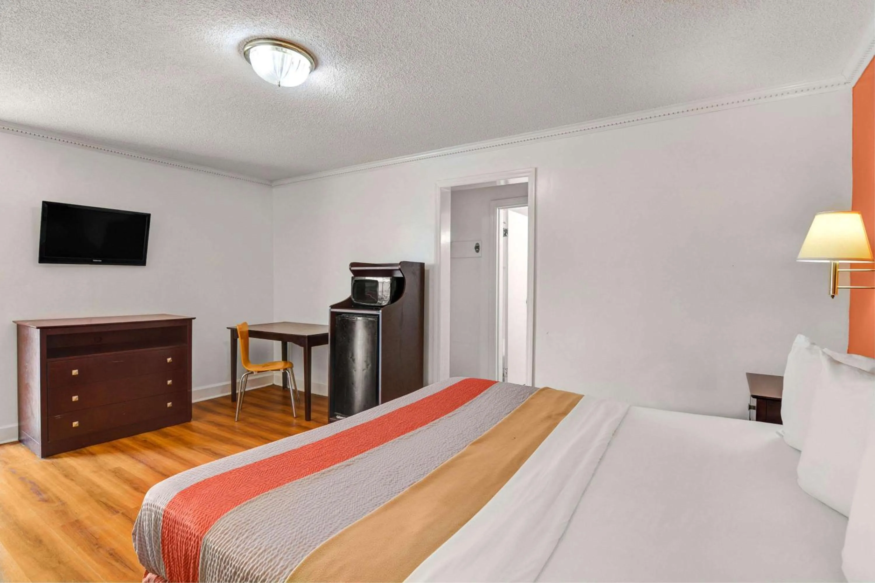 Photo of the whole room, Bed in Motel 6-Americus, GA