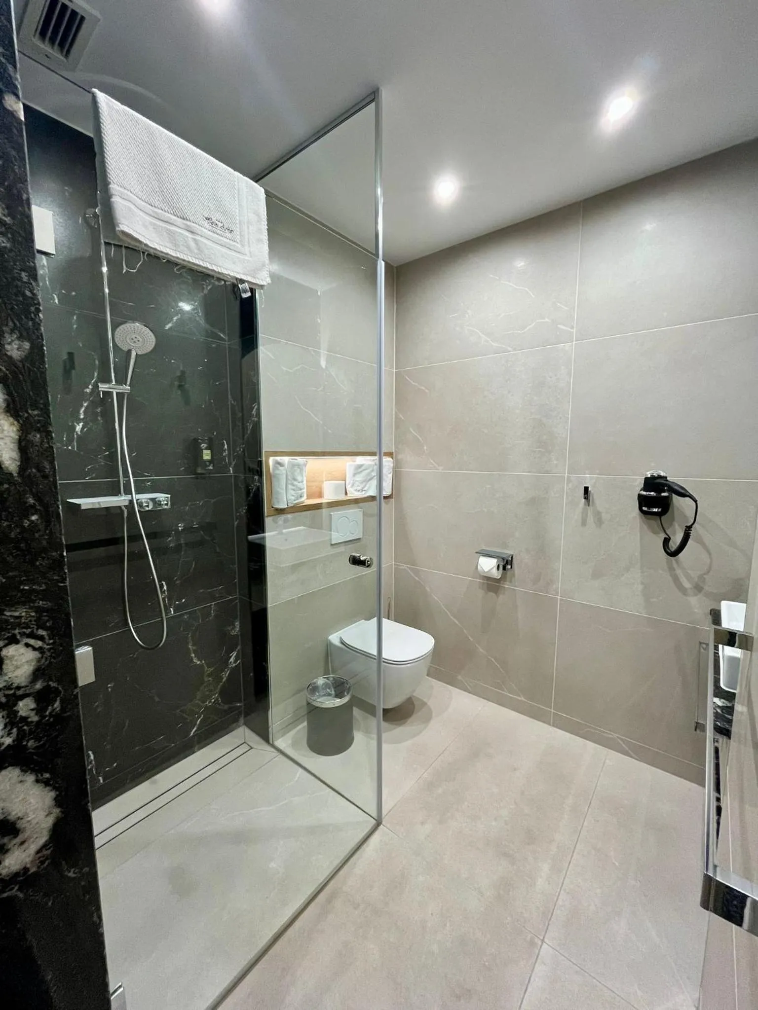 Shower in Hotel Arkas