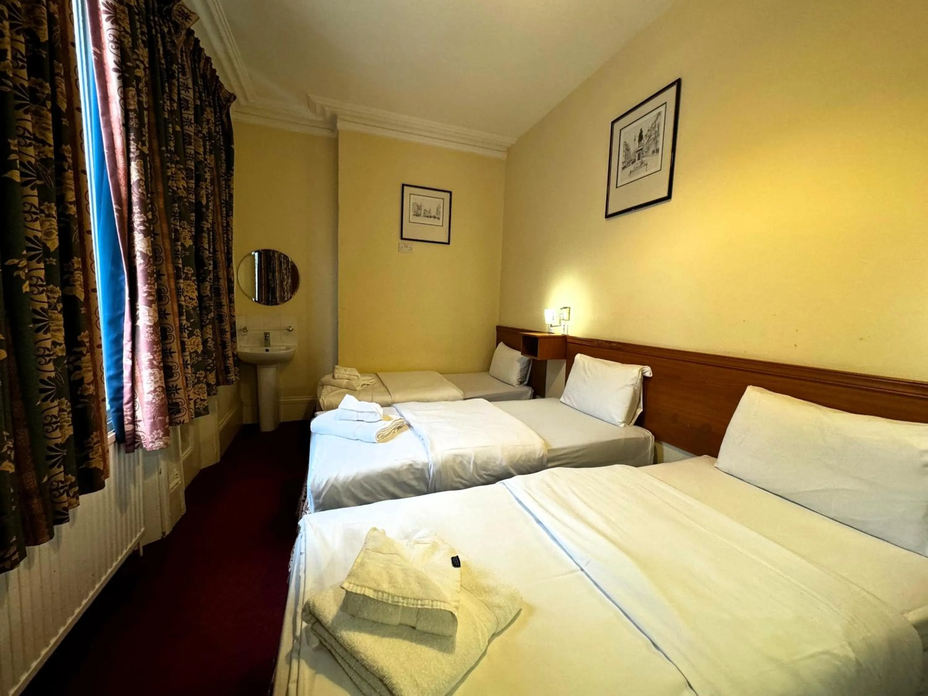 Toilet, Bed in Bridge Park Hotel