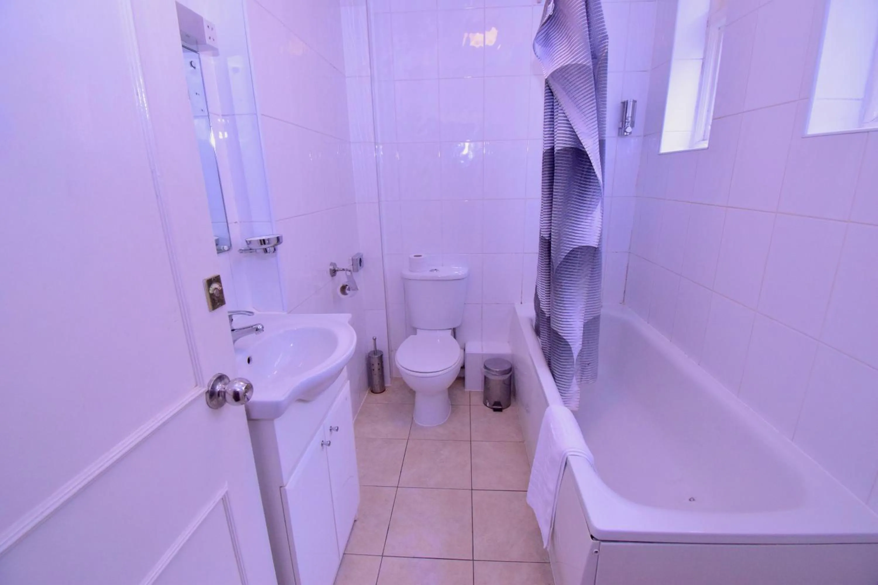 Toilet in Bridge Park Hotel