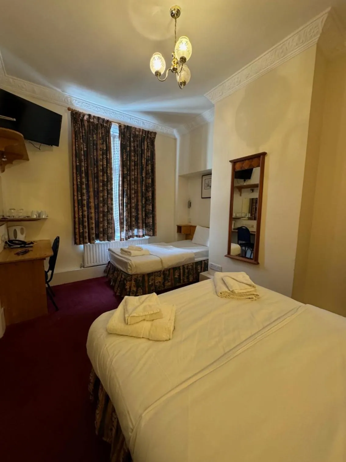 Quiet street view, Bed in Bridge Park Hotel