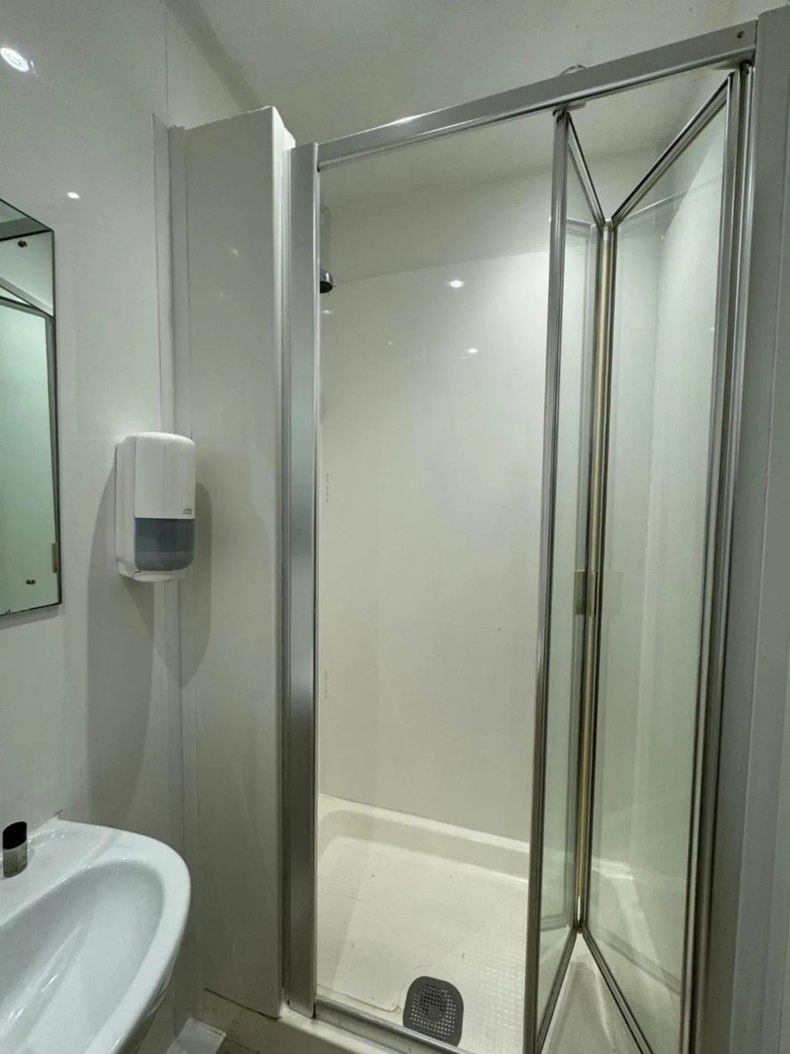 Shower in Bridge Park Hotel