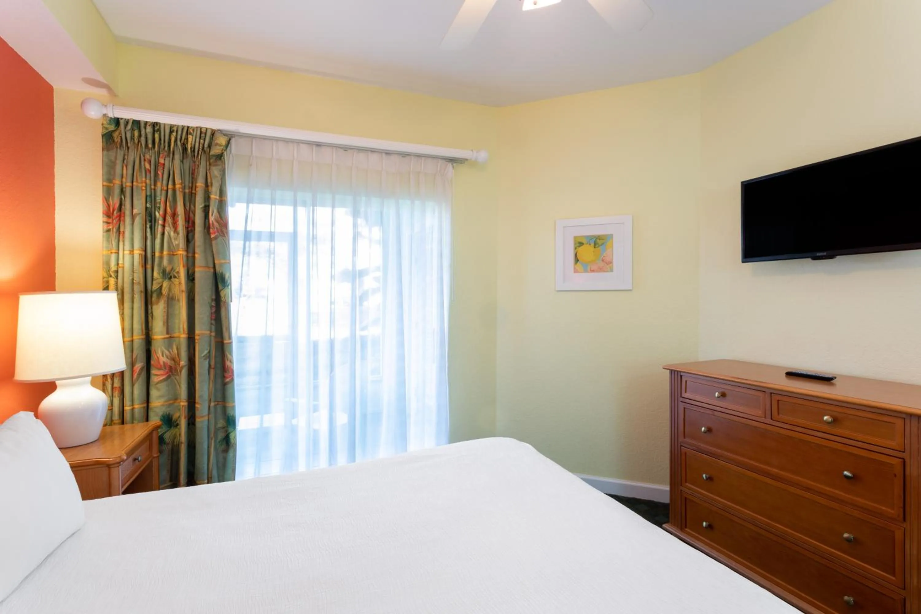 Bed, TV/Entertainment Center in Festiva Orlando Resort Celebration a Ramada by Wyndham