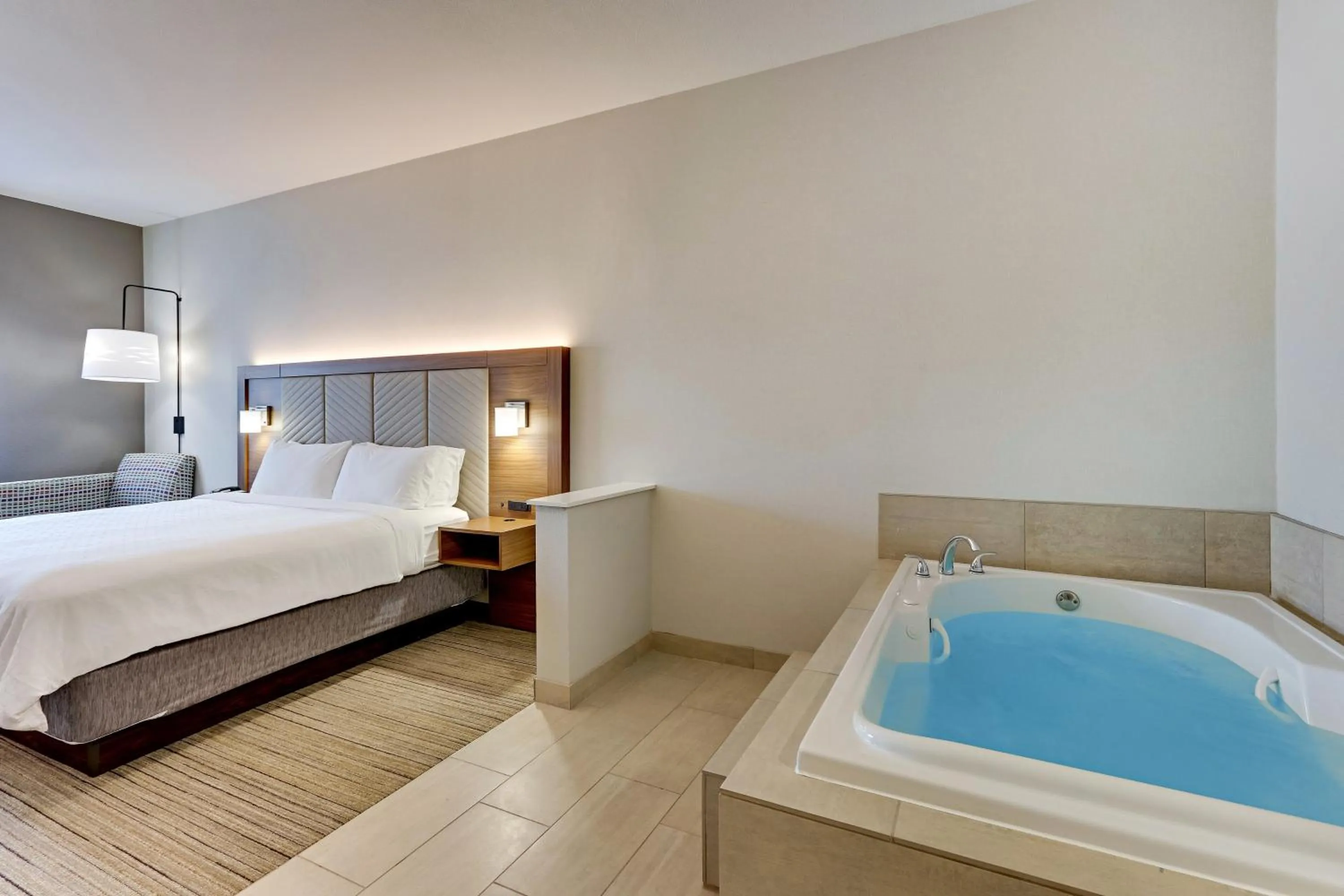 Photo of the whole room, Bed in Holiday Inn Express Hotel and Suites Weatherford by IHG