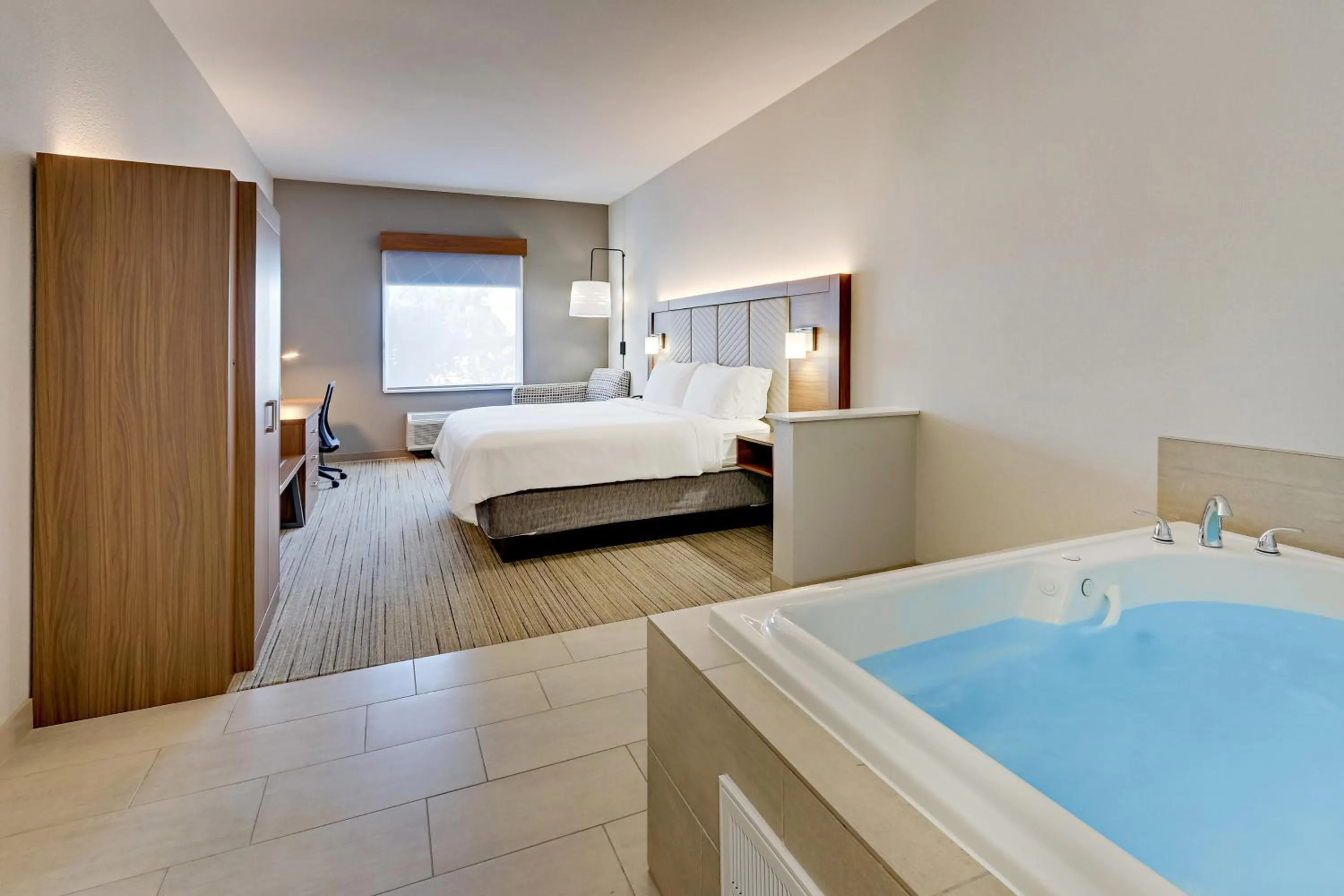 Photo of the whole room, Bed in Holiday Inn Express Hotel and Suites Weatherford by IHG