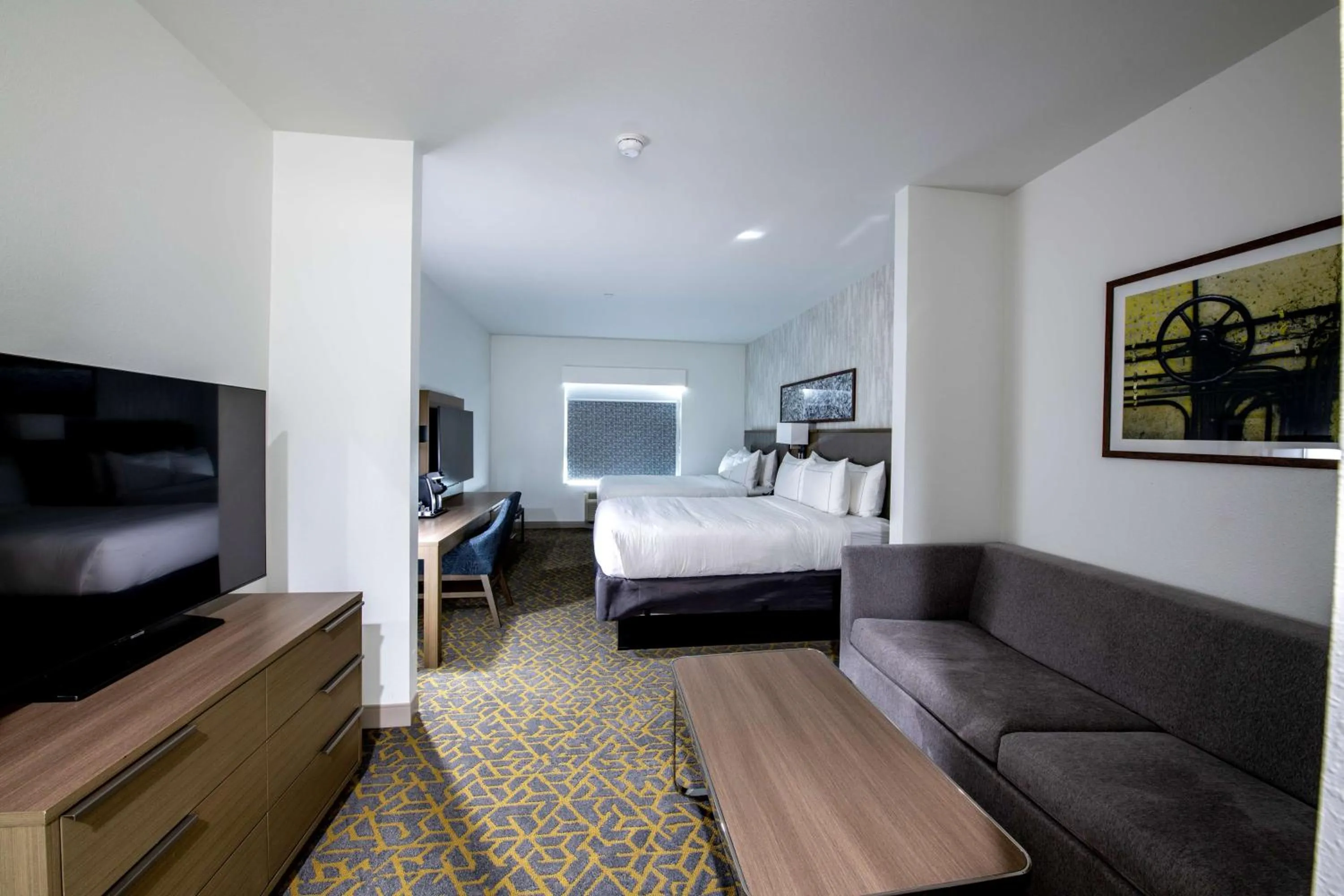 Communal lounge/ TV room, Bed in Doubletree Sulphur Lake Charles