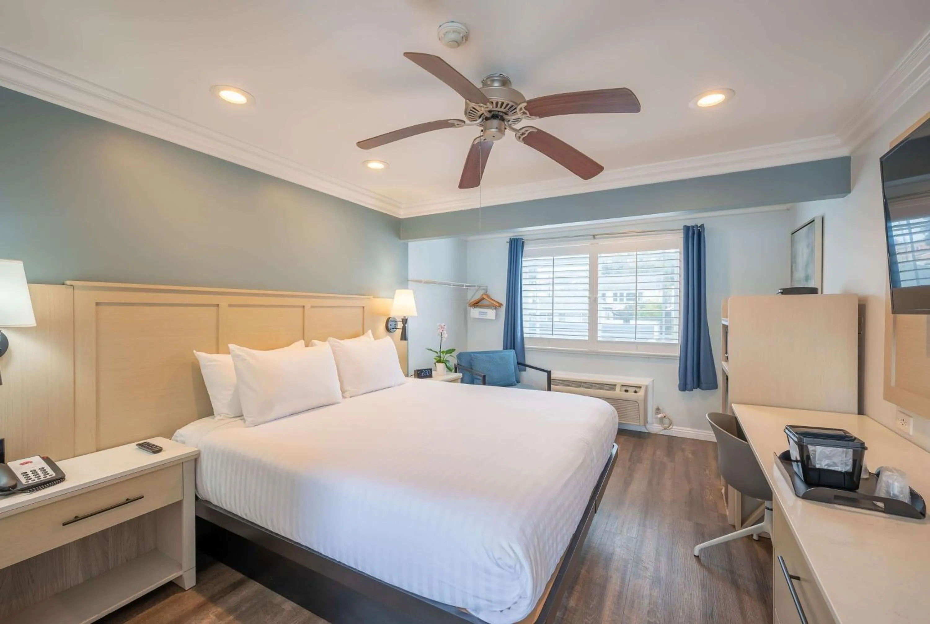 Photo of the whole room, Bed in Ramada by Wyndham Redondo Beach