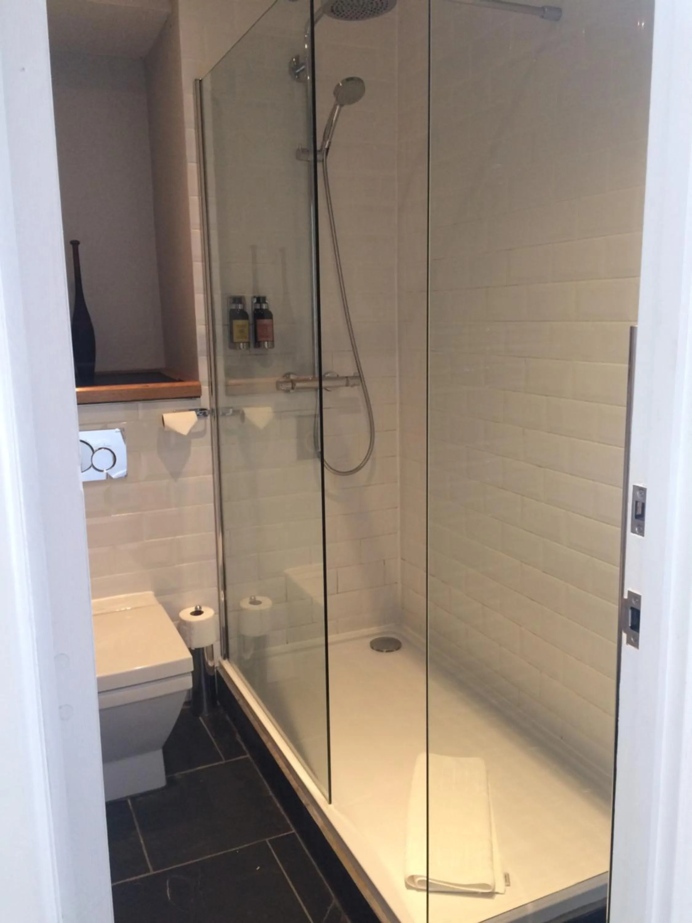 Shower in The Greenman Fownhope Hereford