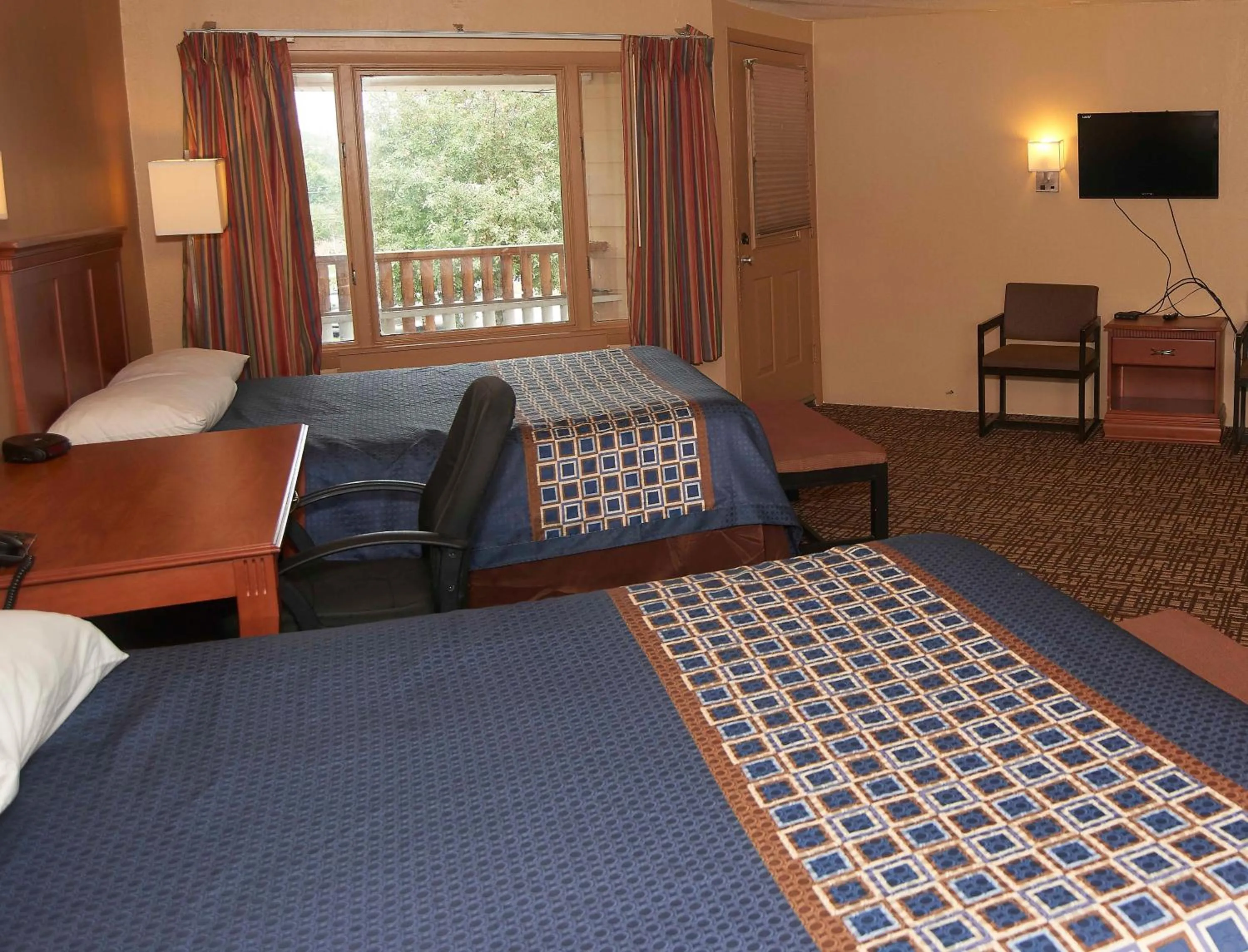 Photo of the whole room, Bed in Hollow Inn and Motel