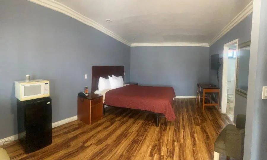 Bedroom, Bed in Big A Motel