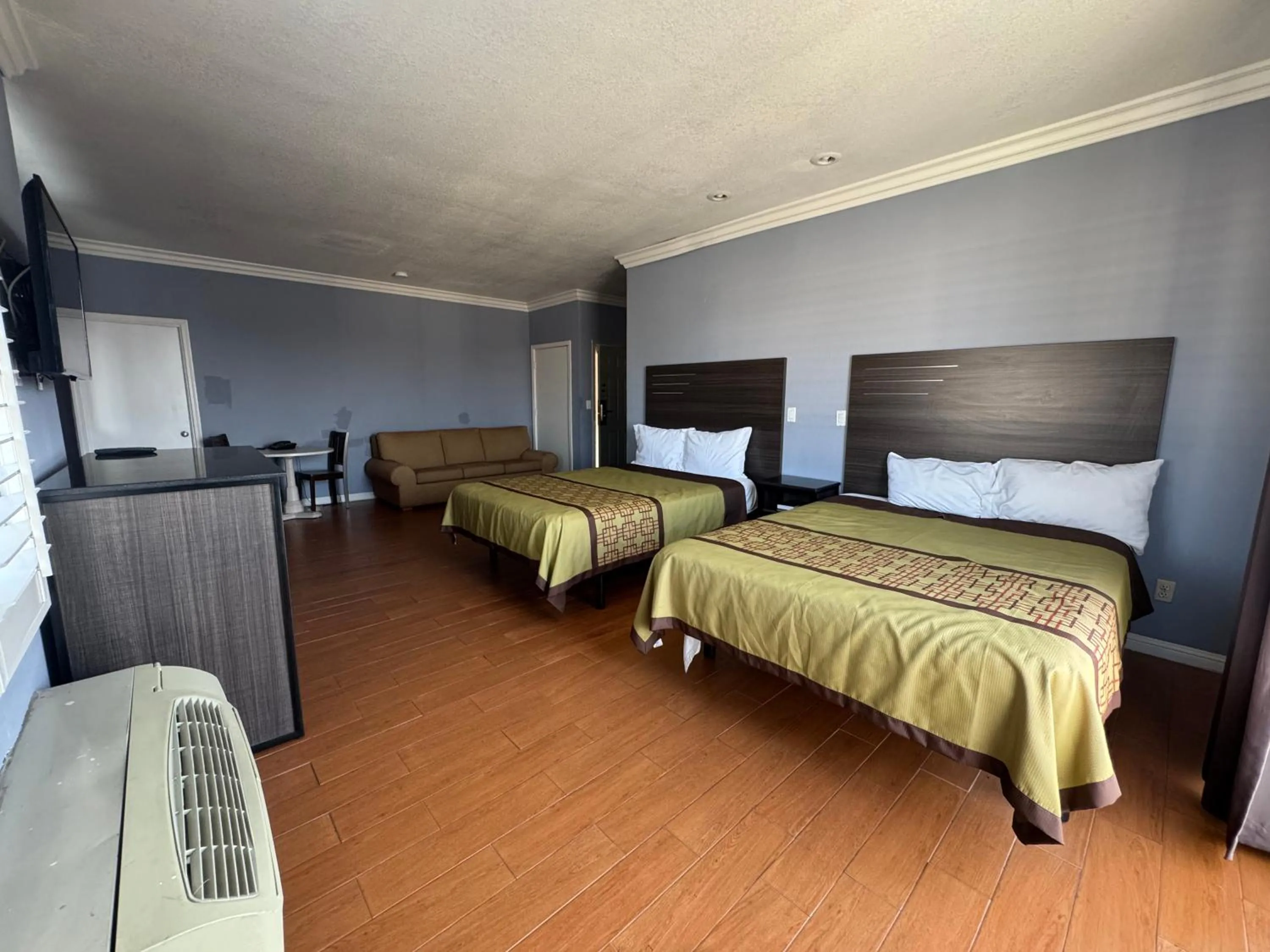 Photo of the whole room, Bed in Big A Motel