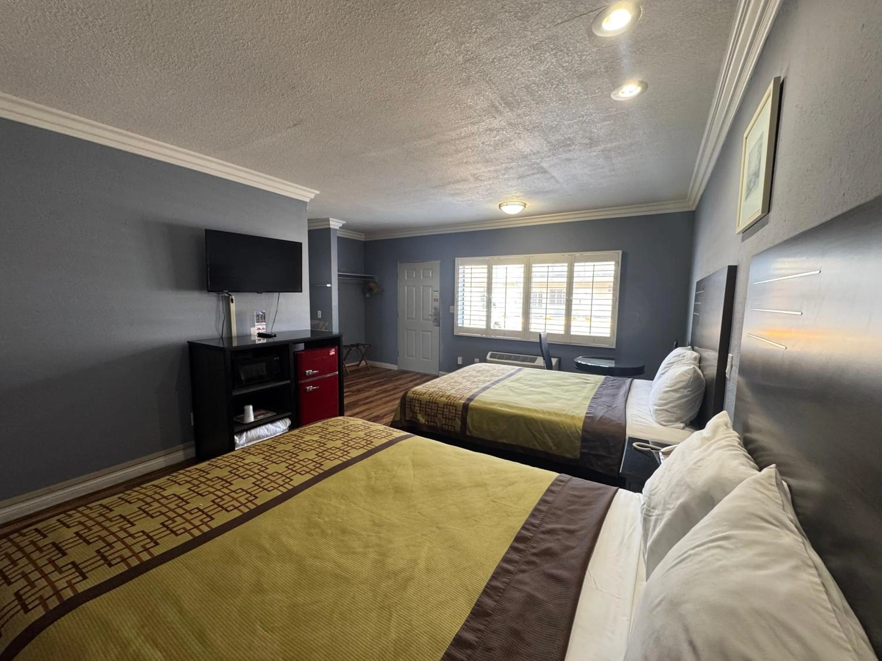 Photo of the whole room, Bed in Big A Motel