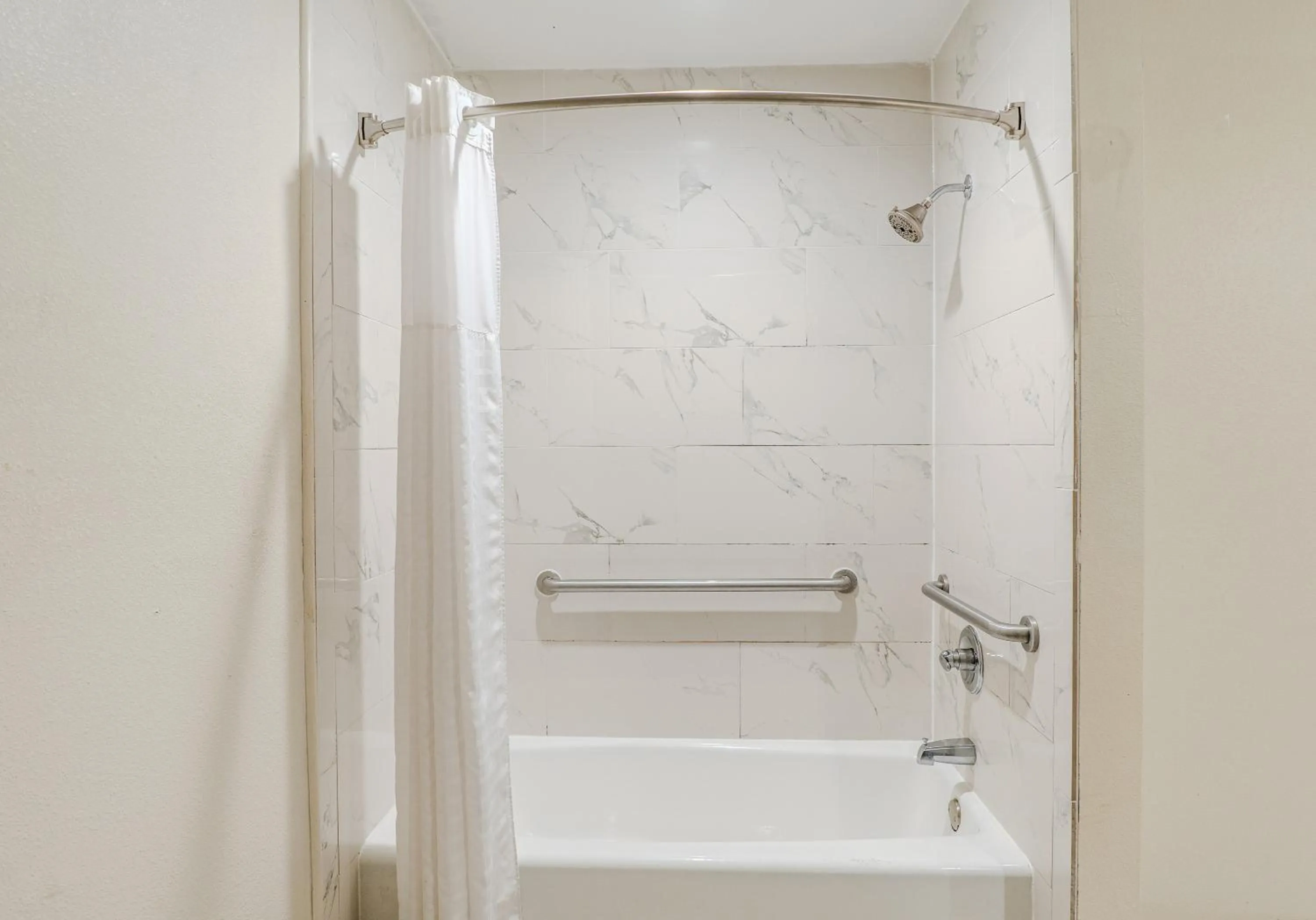 Bath in Quality Inn Rockport on Aransas Bay