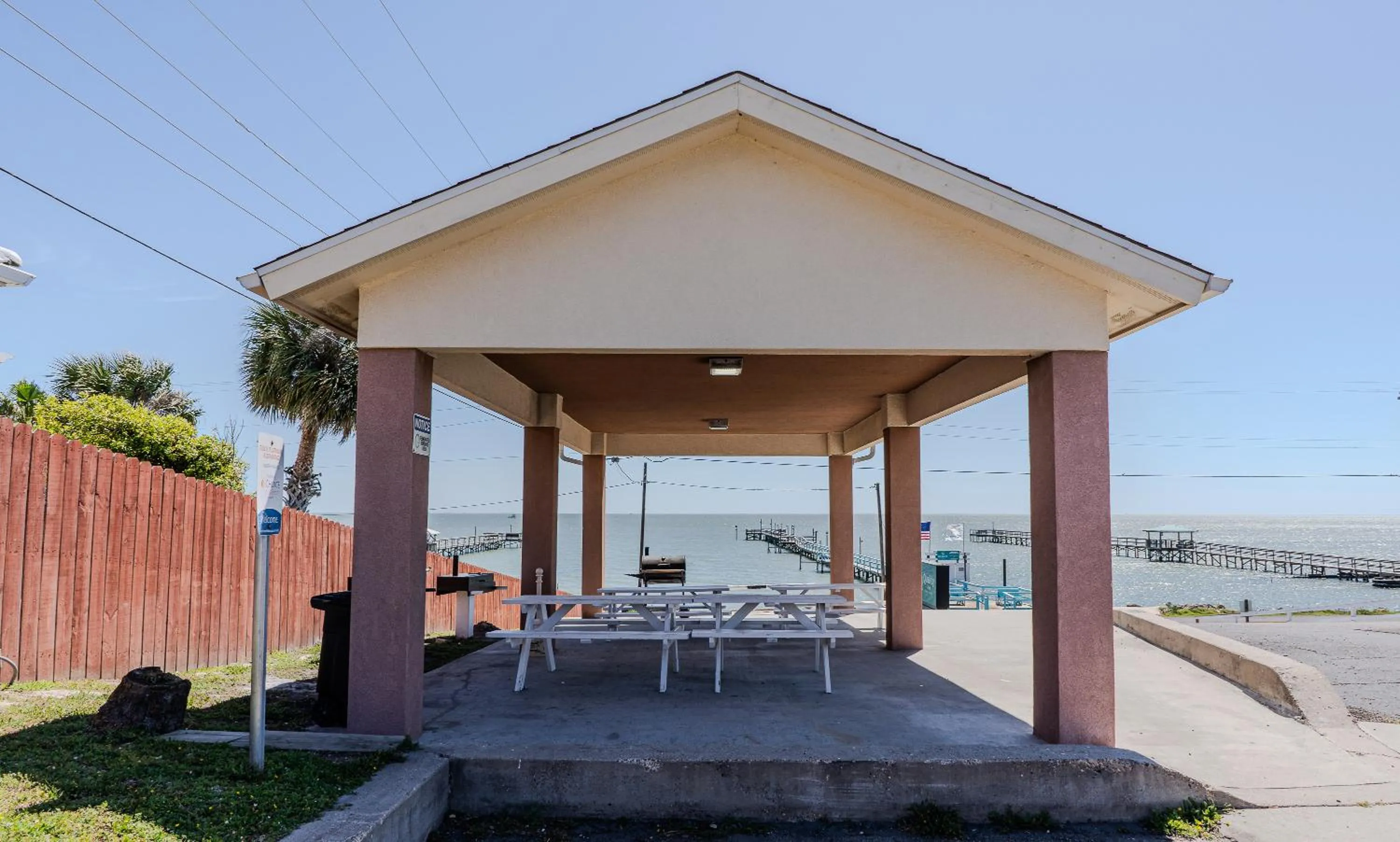 BBQ facilities in Quality Inn Rockport on Aransas Bay
