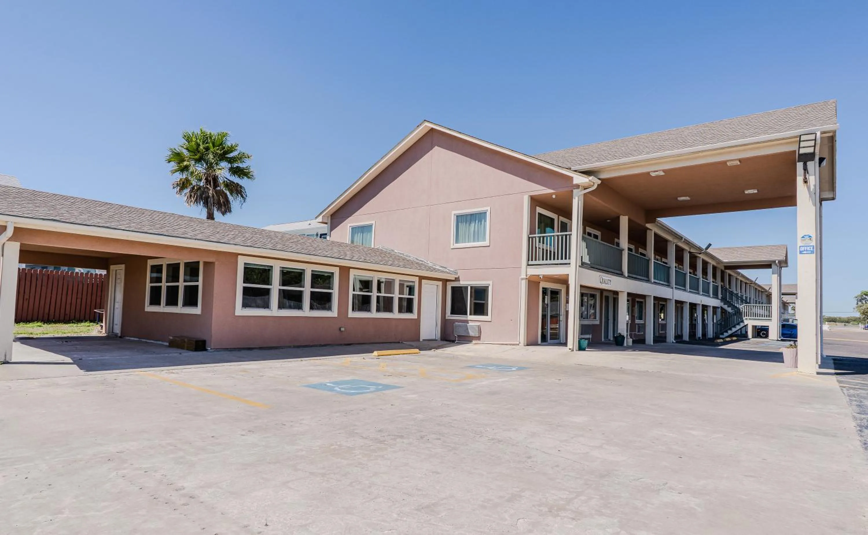Property building in Quality Inn Rockport on Aransas Bay